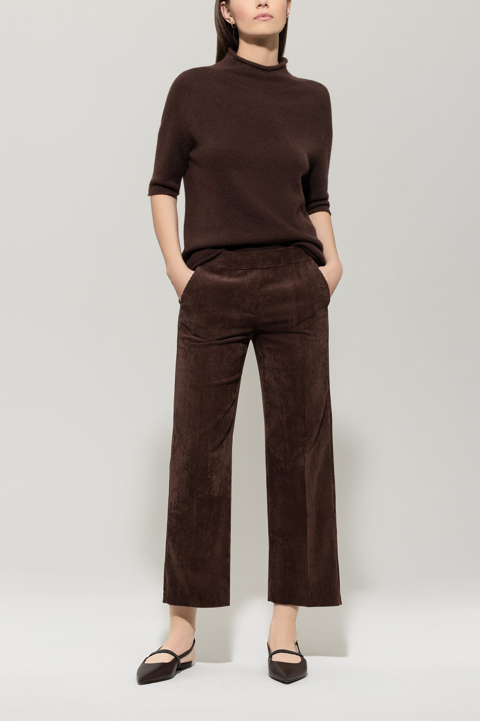 Cord-Wideleg-Joggpants - espresso - ohne Bund | Model Front