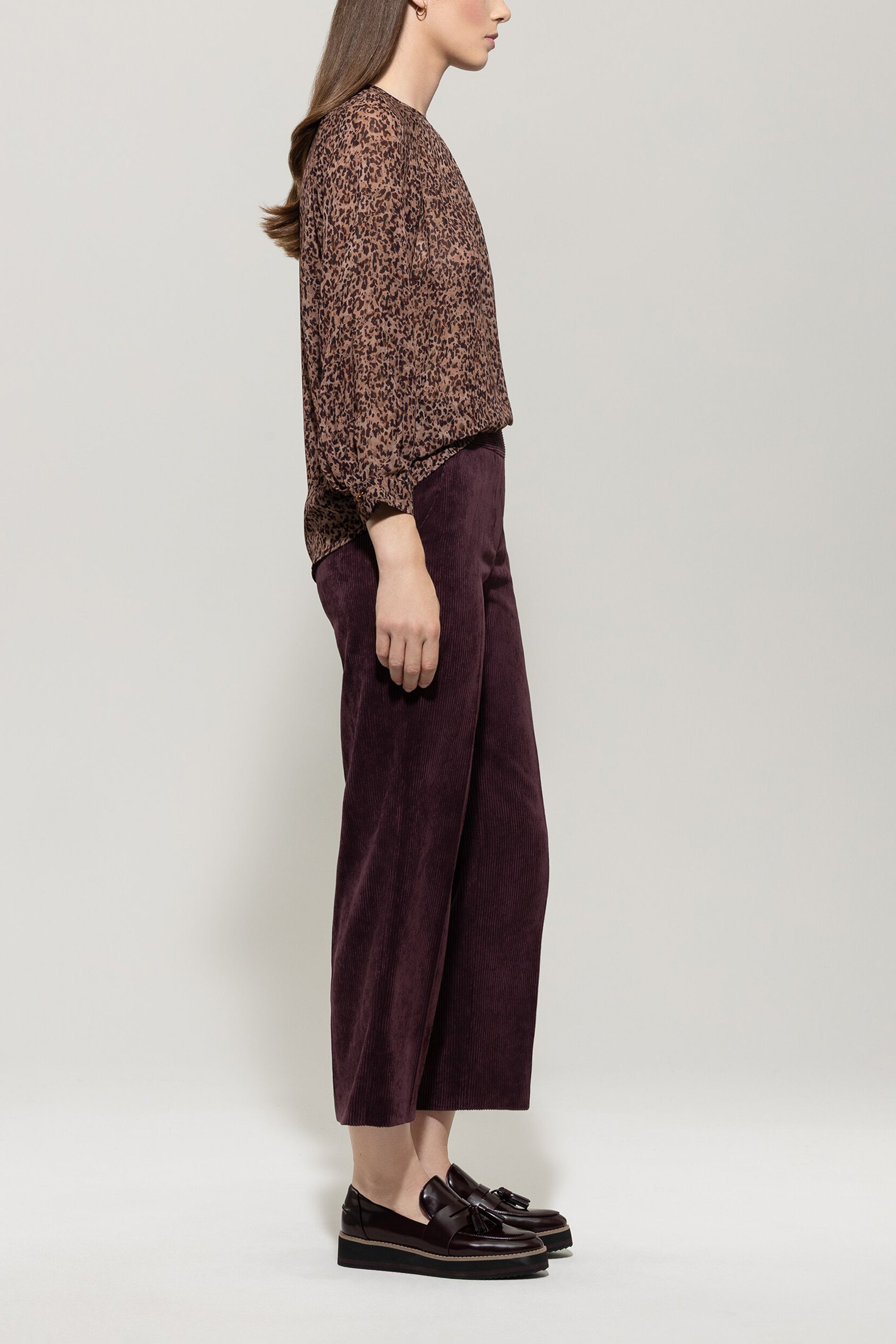 Cord-Wideleg-Joggpants - burgundy - ohne Bund | Model Seite