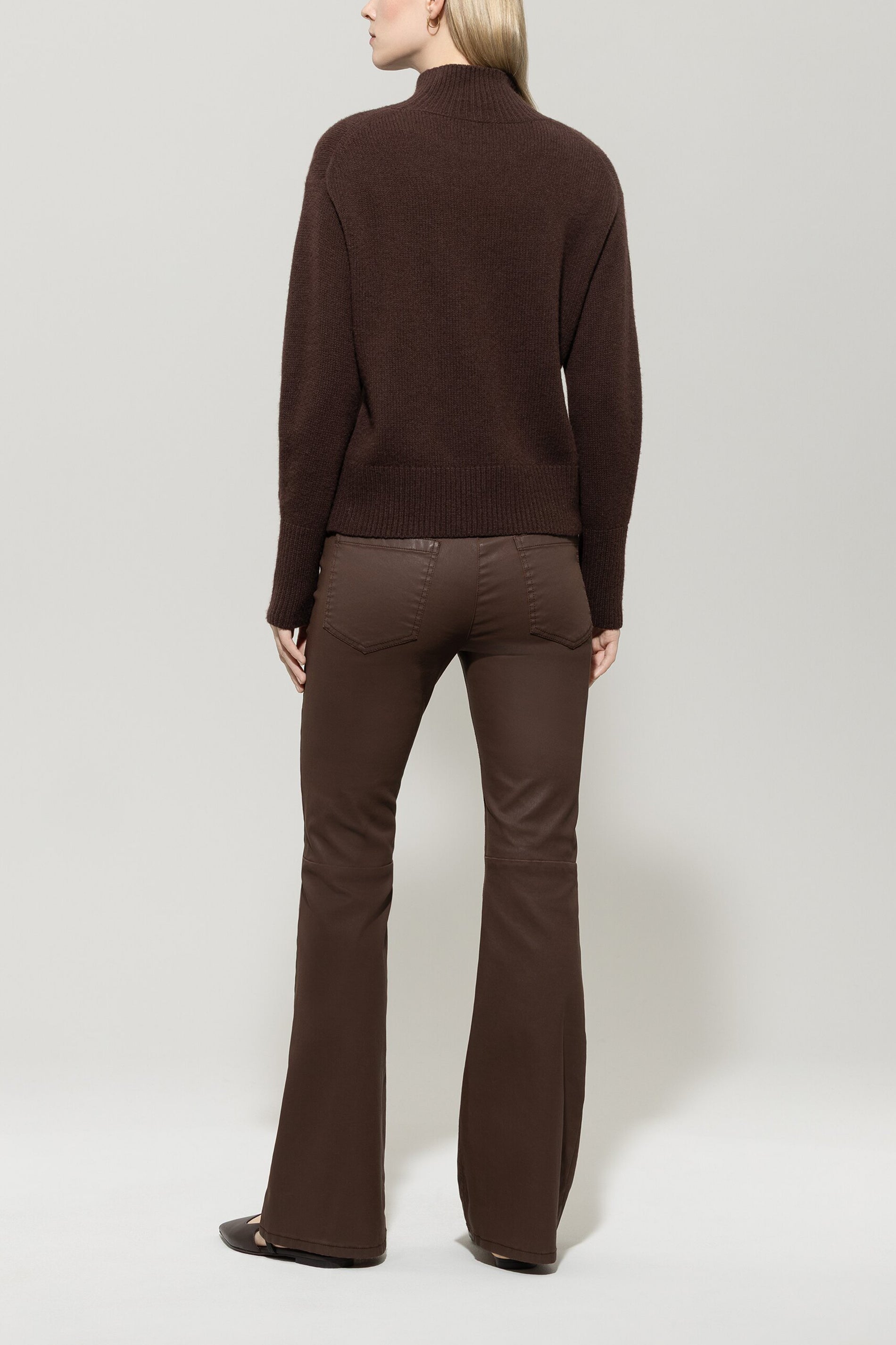 Flared-Pants in Leder-Optik - walnut - Standard | Model Rück