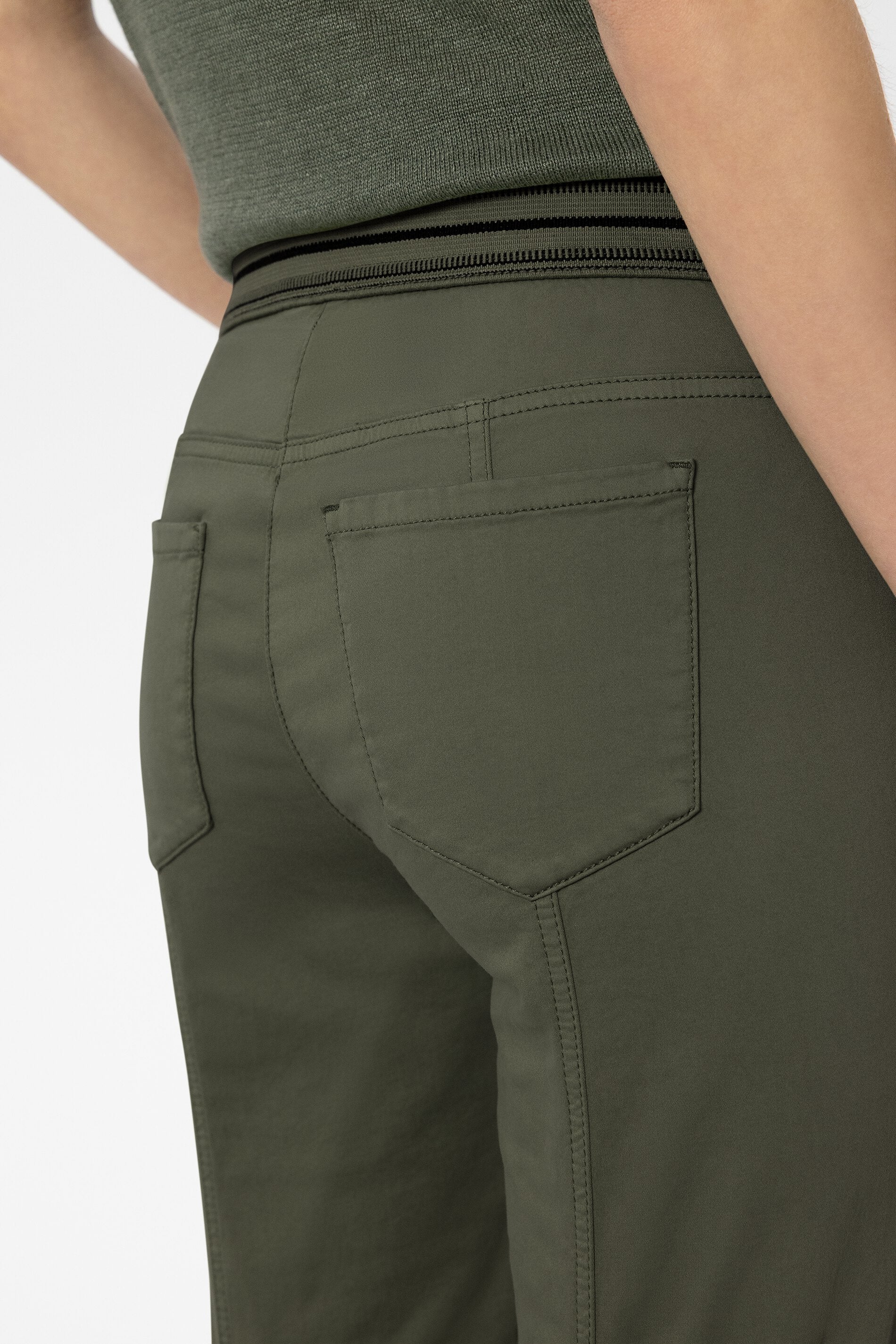 High-Stretch-Skinny-Denim - khaki - Standard | Model Detail