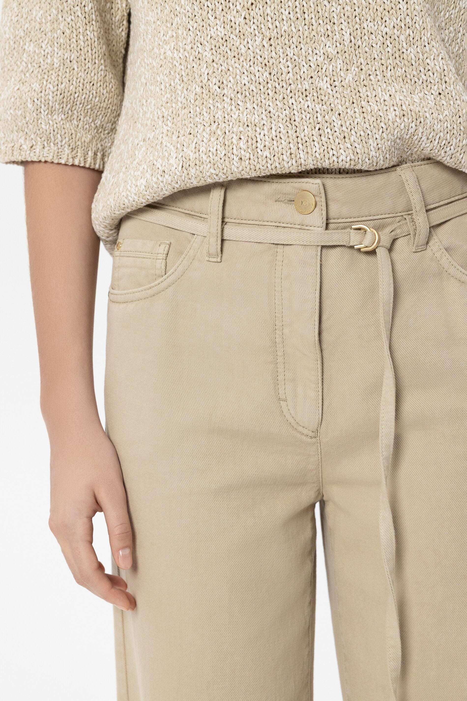 Wideleg-Denim mit Bindegürtel - sand - Standard | Model Detail