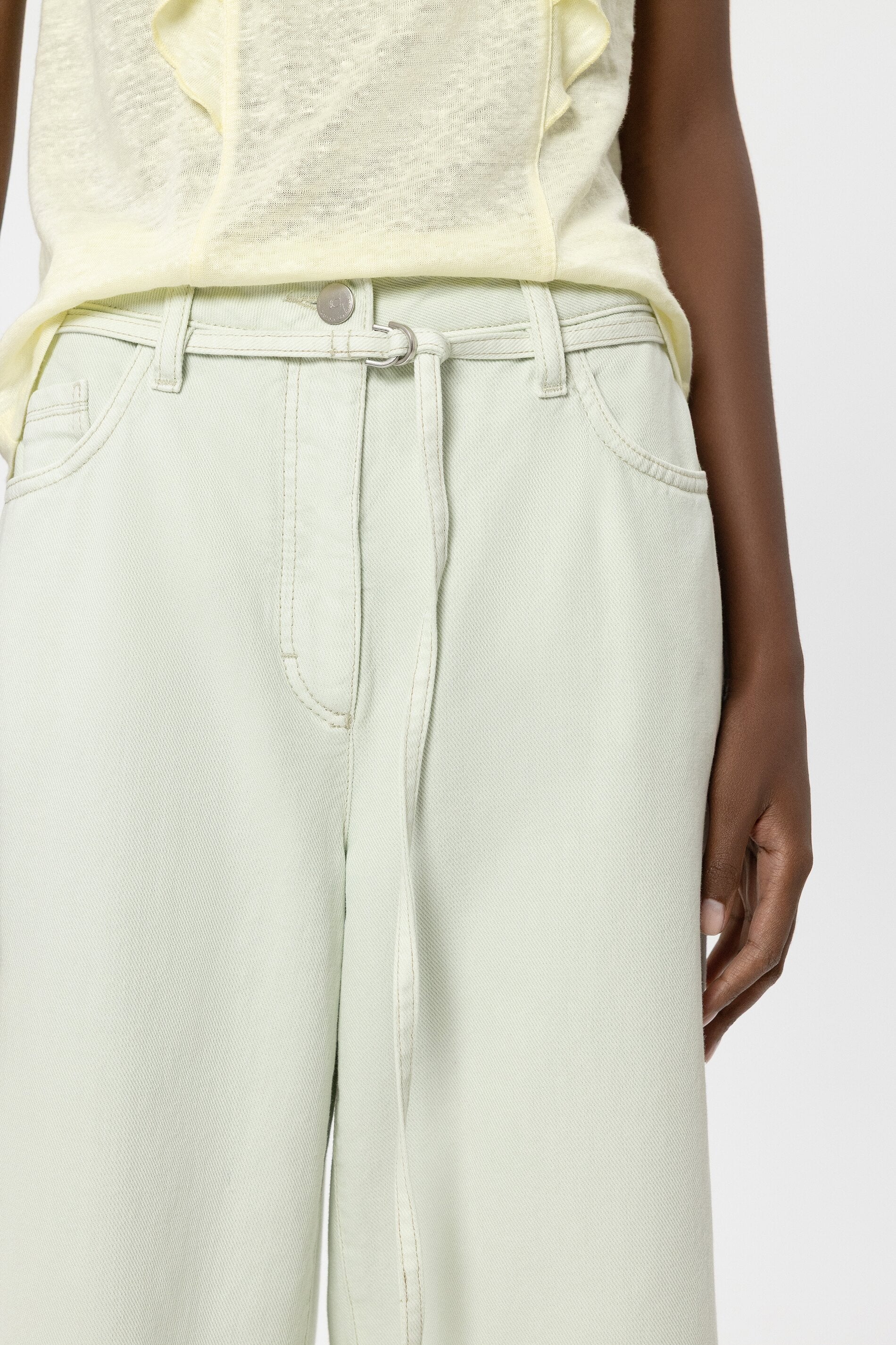 Wideleg-Denim mit Bindegürtel - pistachio - kurze Version | Model Detail