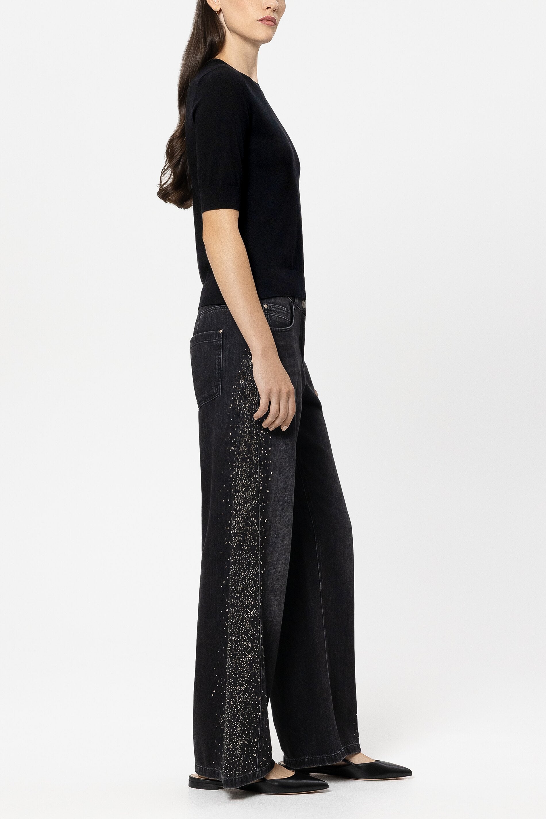 Wideleg-Black-Denim - pure black - mit Hot-Fix | Model Seite