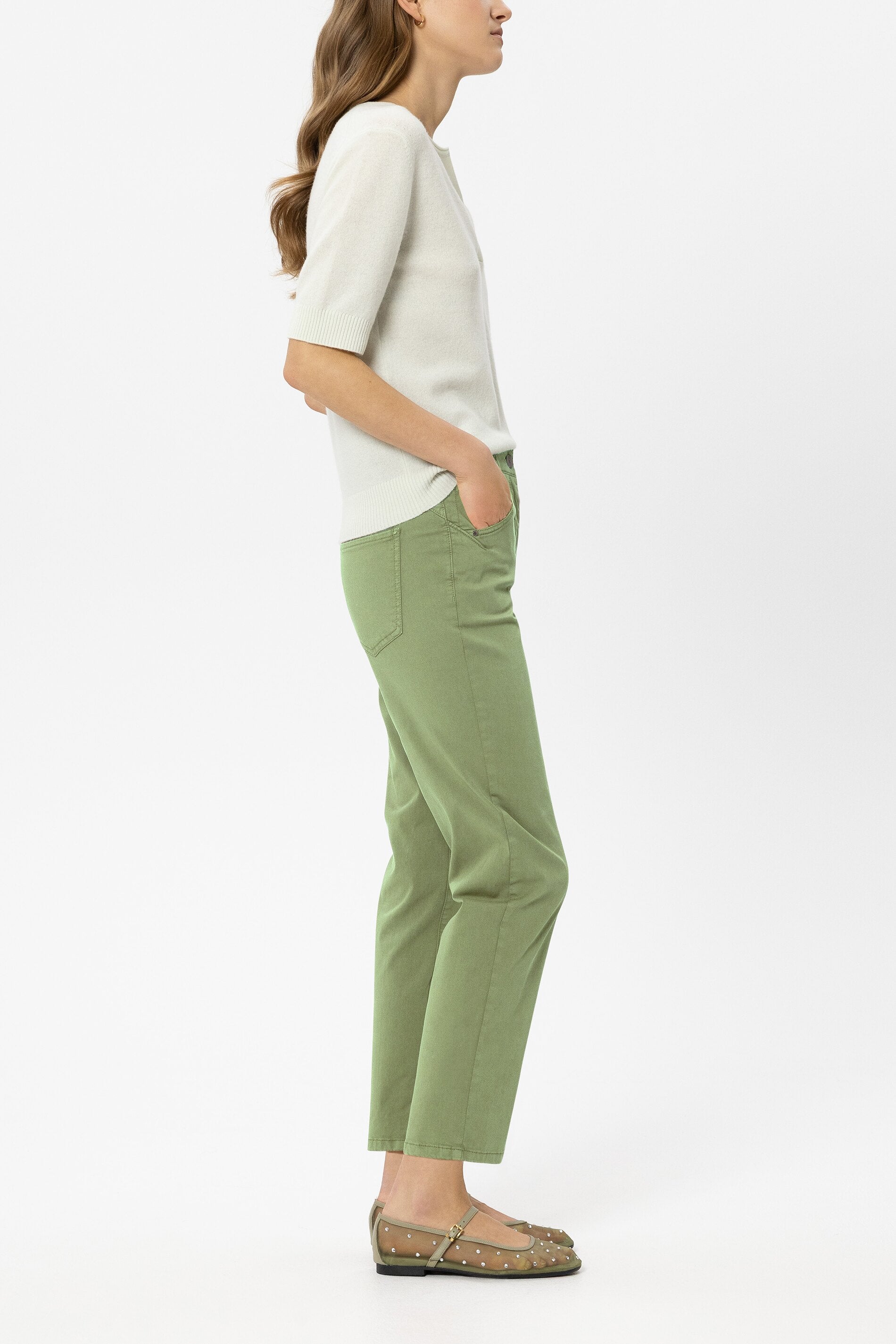 High-Stretch-Tapered-Denim - moss green - Standard | Model Seite