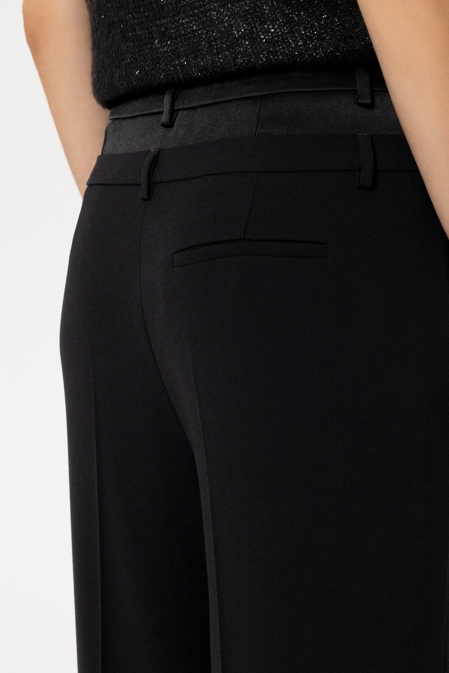Wideleg-Pants mit Doppelbund - black - Standard | Model Detail