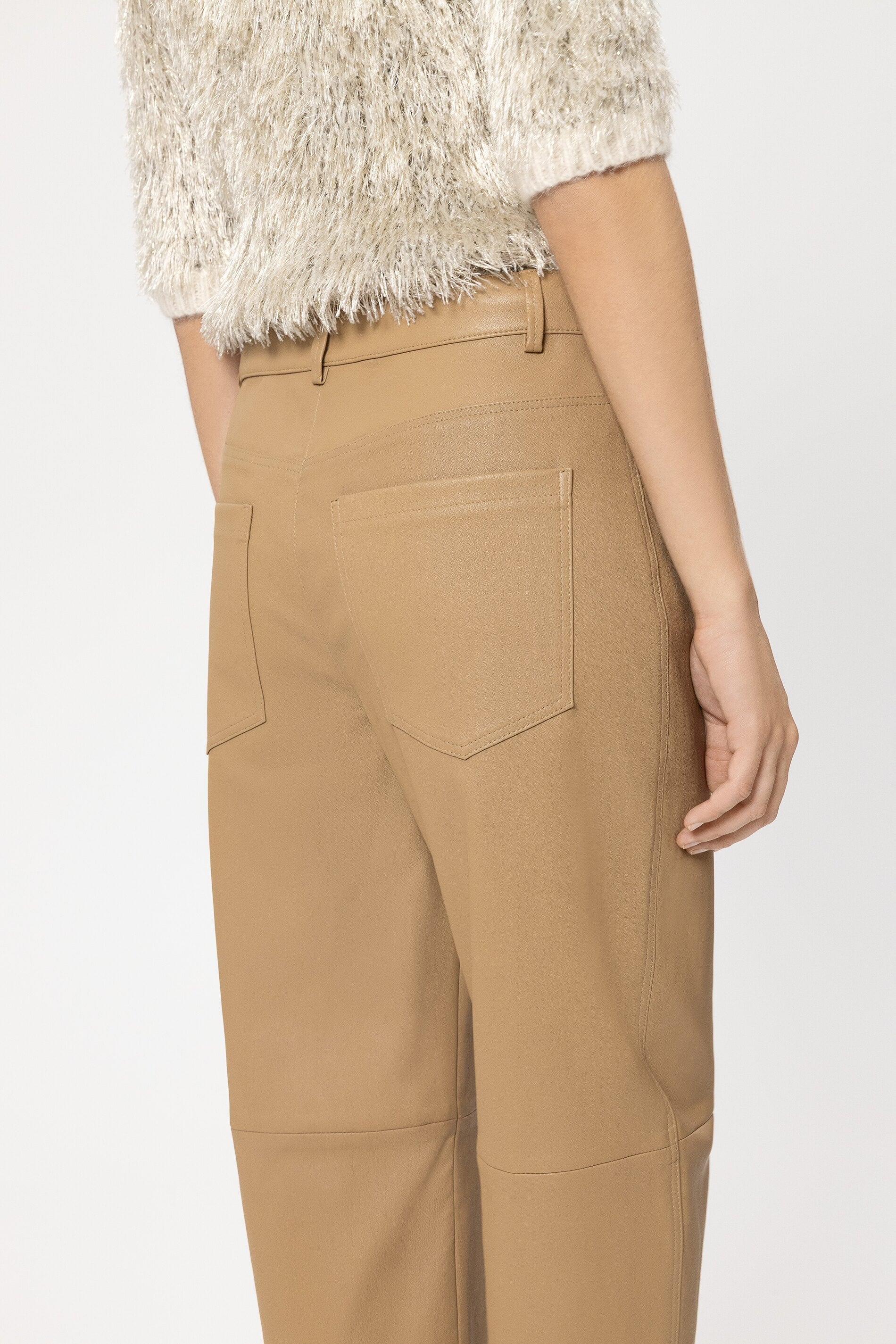 Lammnappa-Barrelleg-Pants - golden camel - Standard | Model Detail