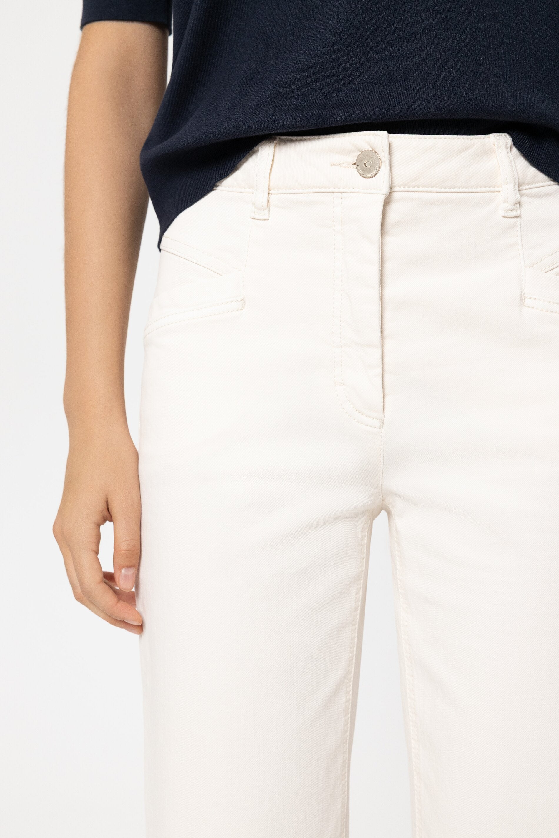 Authentic-Straightleg-Denim - cream - Standard | Model Detail
