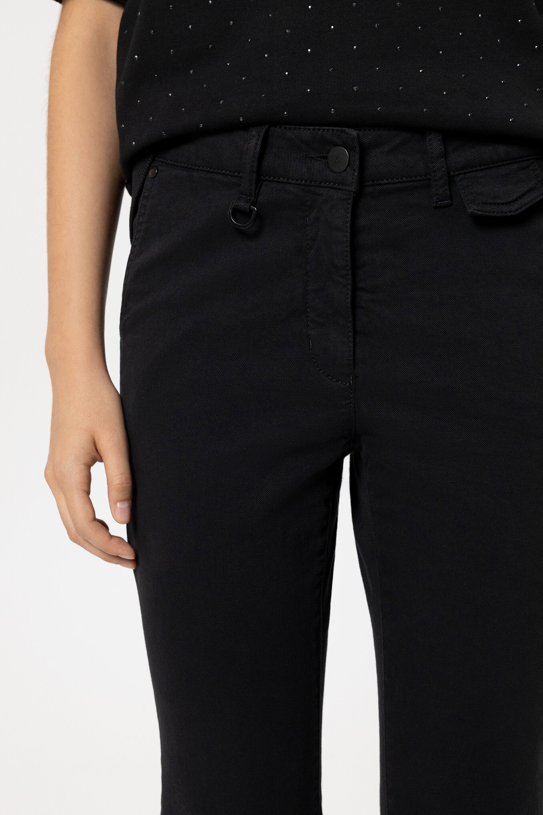 Authentic-Flared-Denim - pure black - Standard | Model Detail