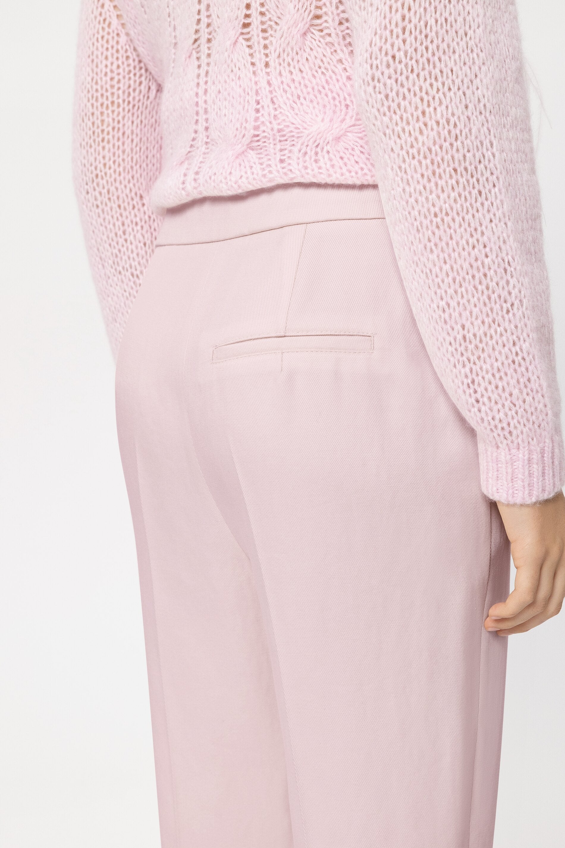 Twill-Tapered-Pants - creamy blush - Standard | Model Detail