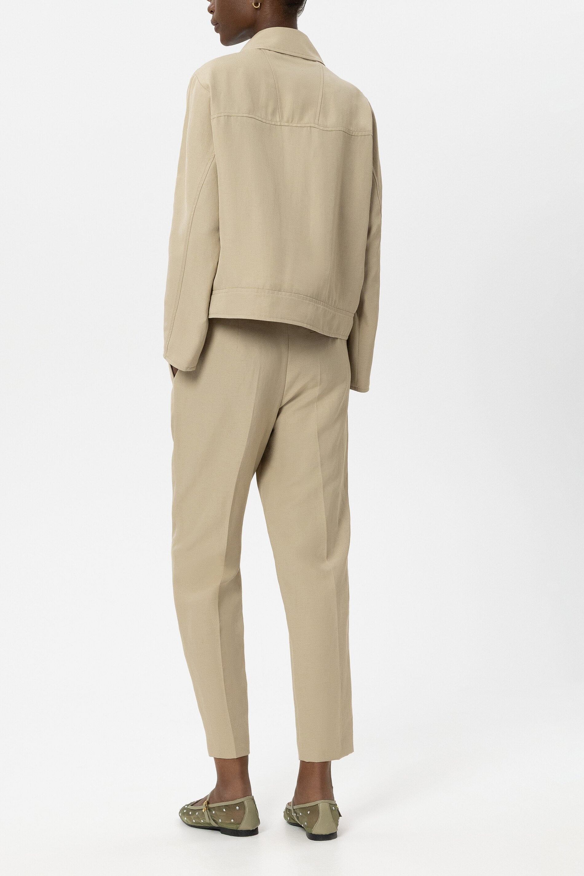 Tapered-Pants aus Leinen-Mix - sand - Standard | Model Rück