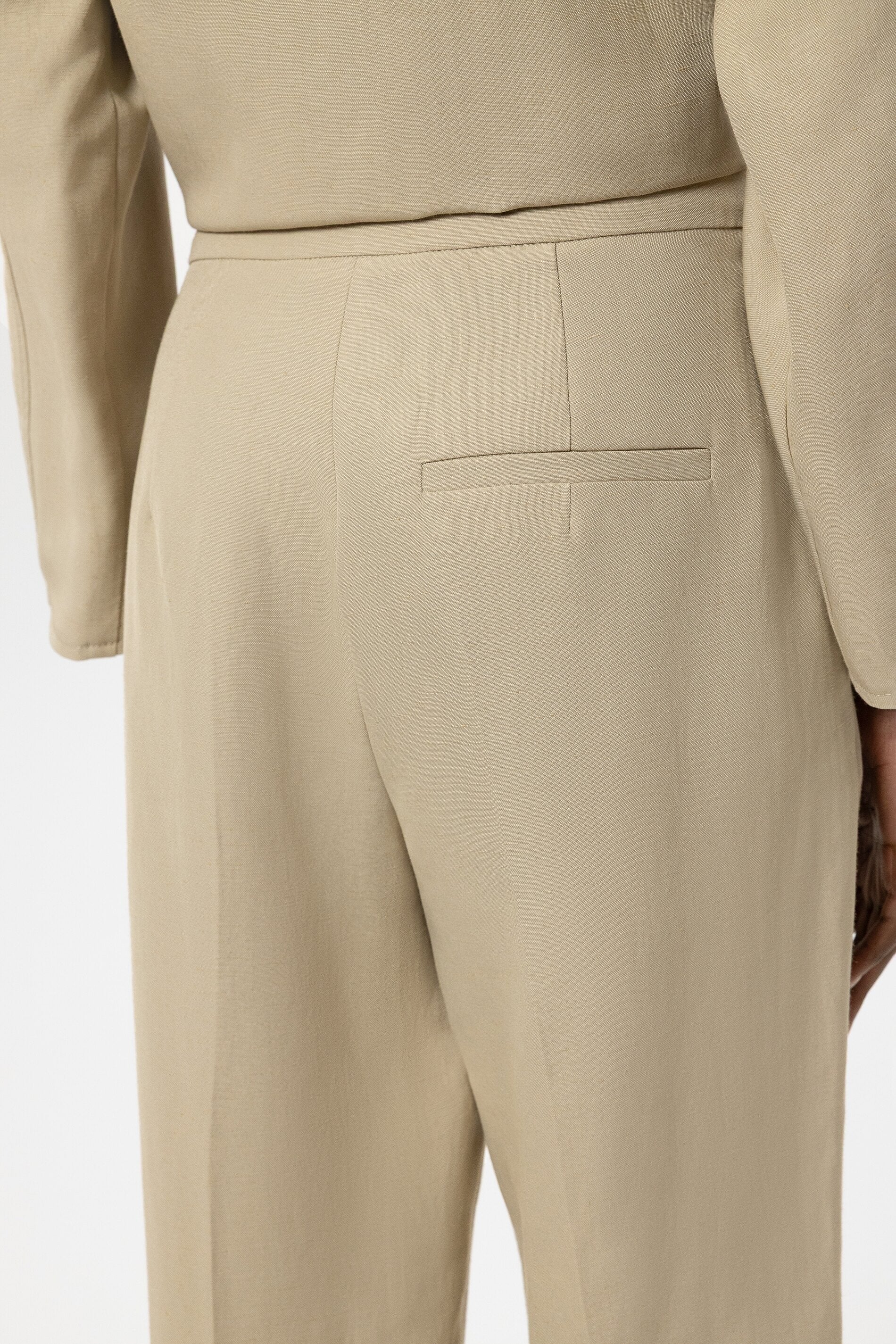 Tapered-Pants aus Leinen-Mix - sand - Standard | Model Detail