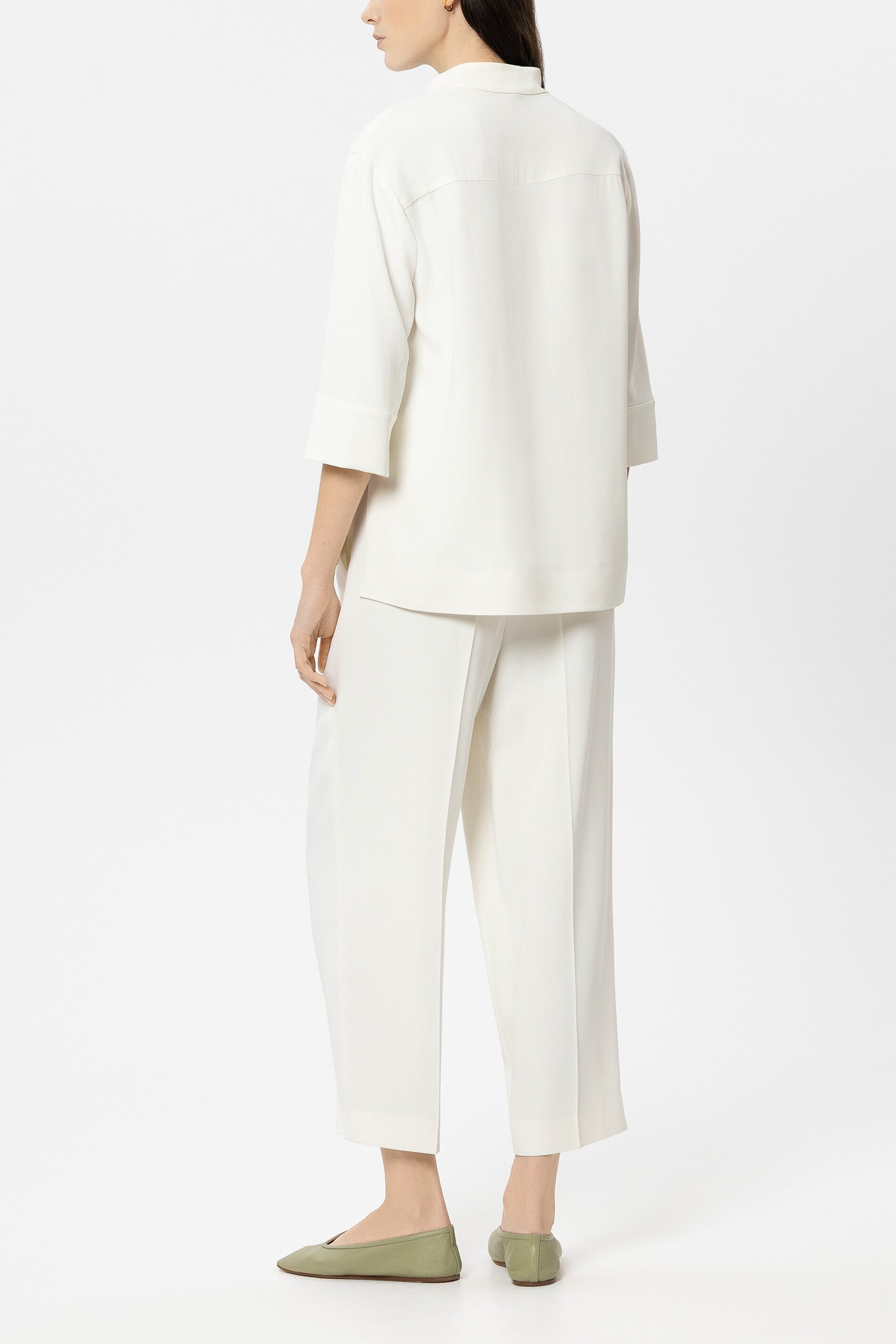 Tapered-Pants mit Bundfalten - off white - Standard | Model Rück