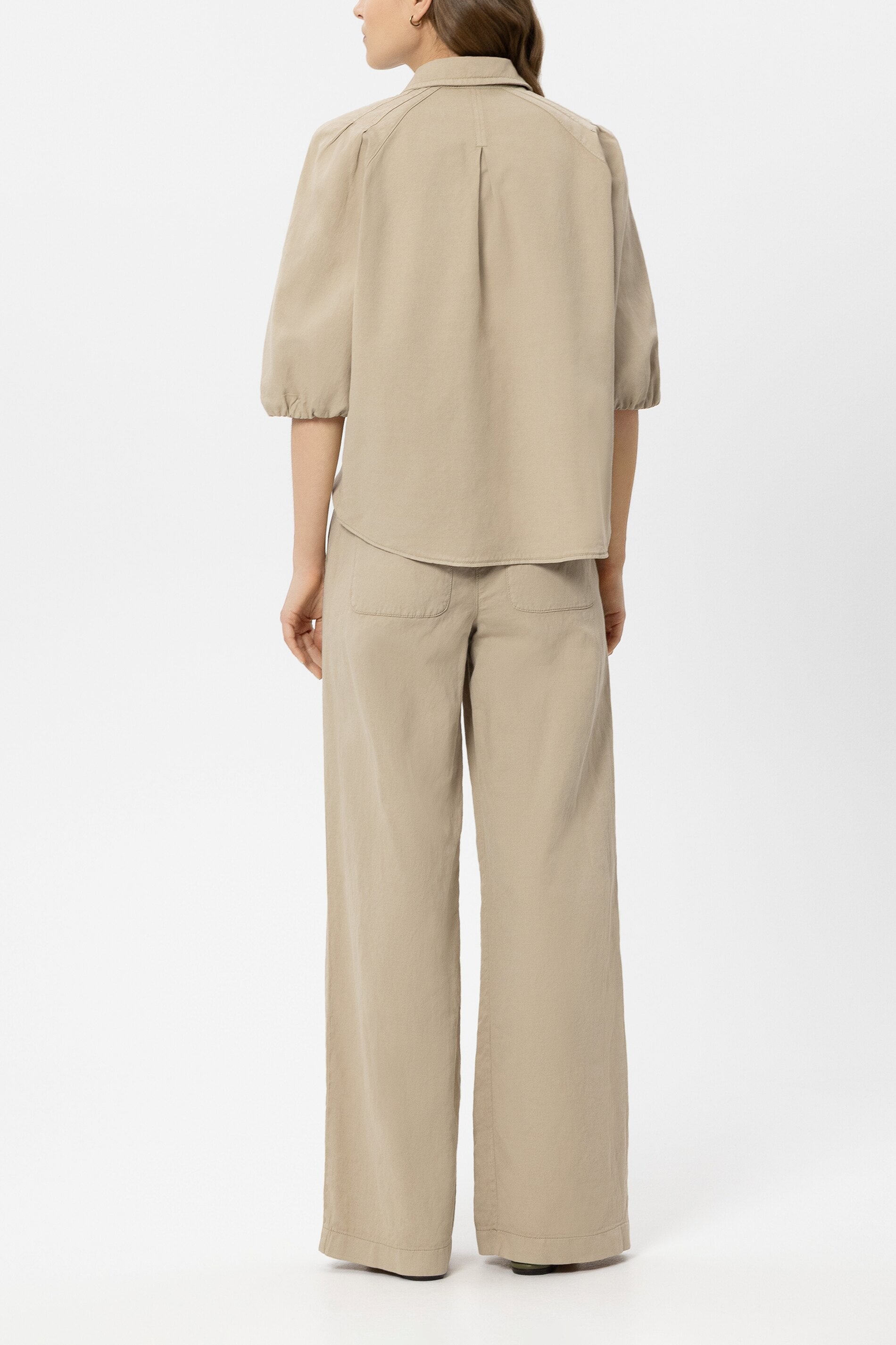 Wideleg-Chino aus Leinen-Mix - sand - Standard | Model Rück