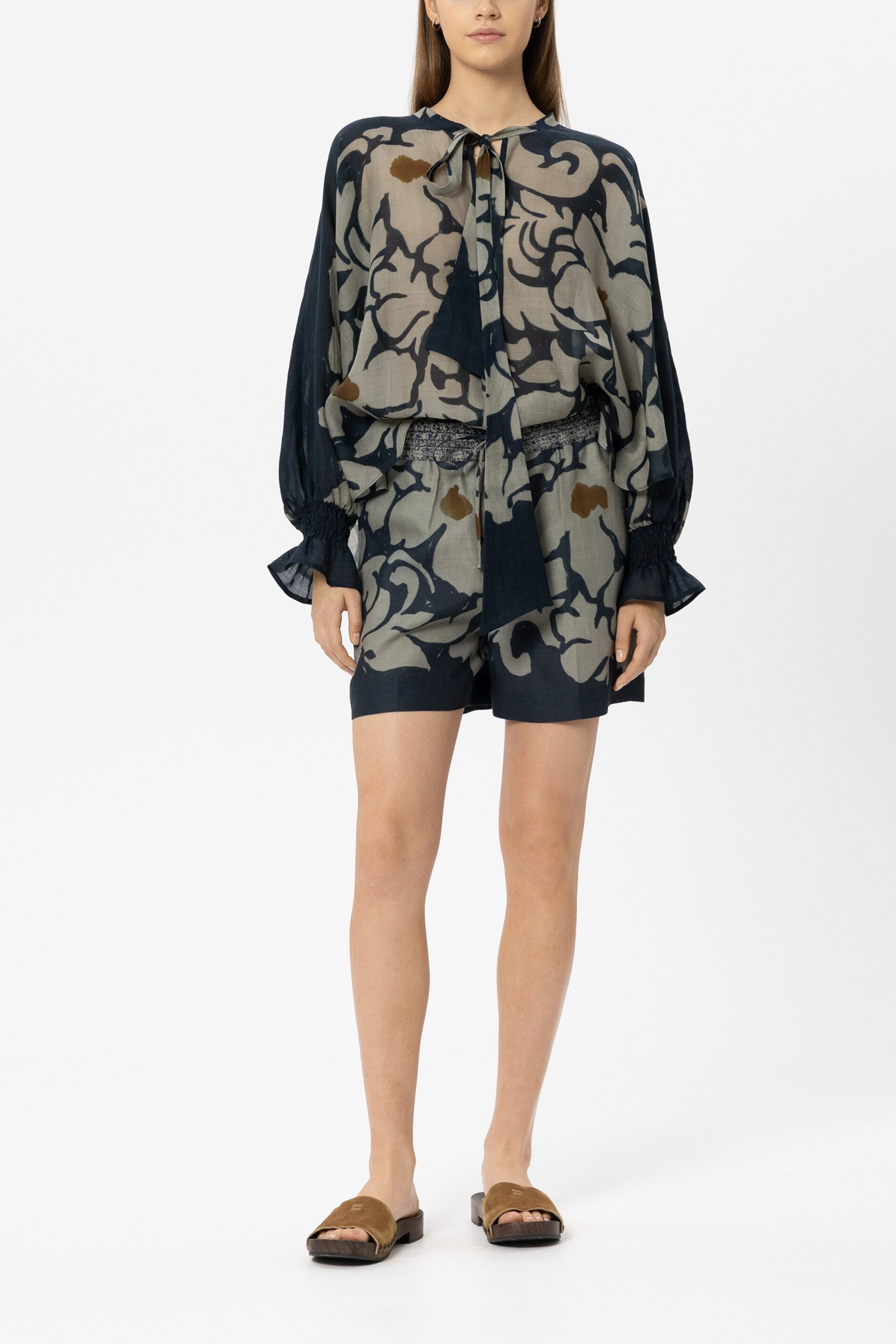 Ramie-Short mit Flower-Print - tinted blue / multi - Standard | Model Front