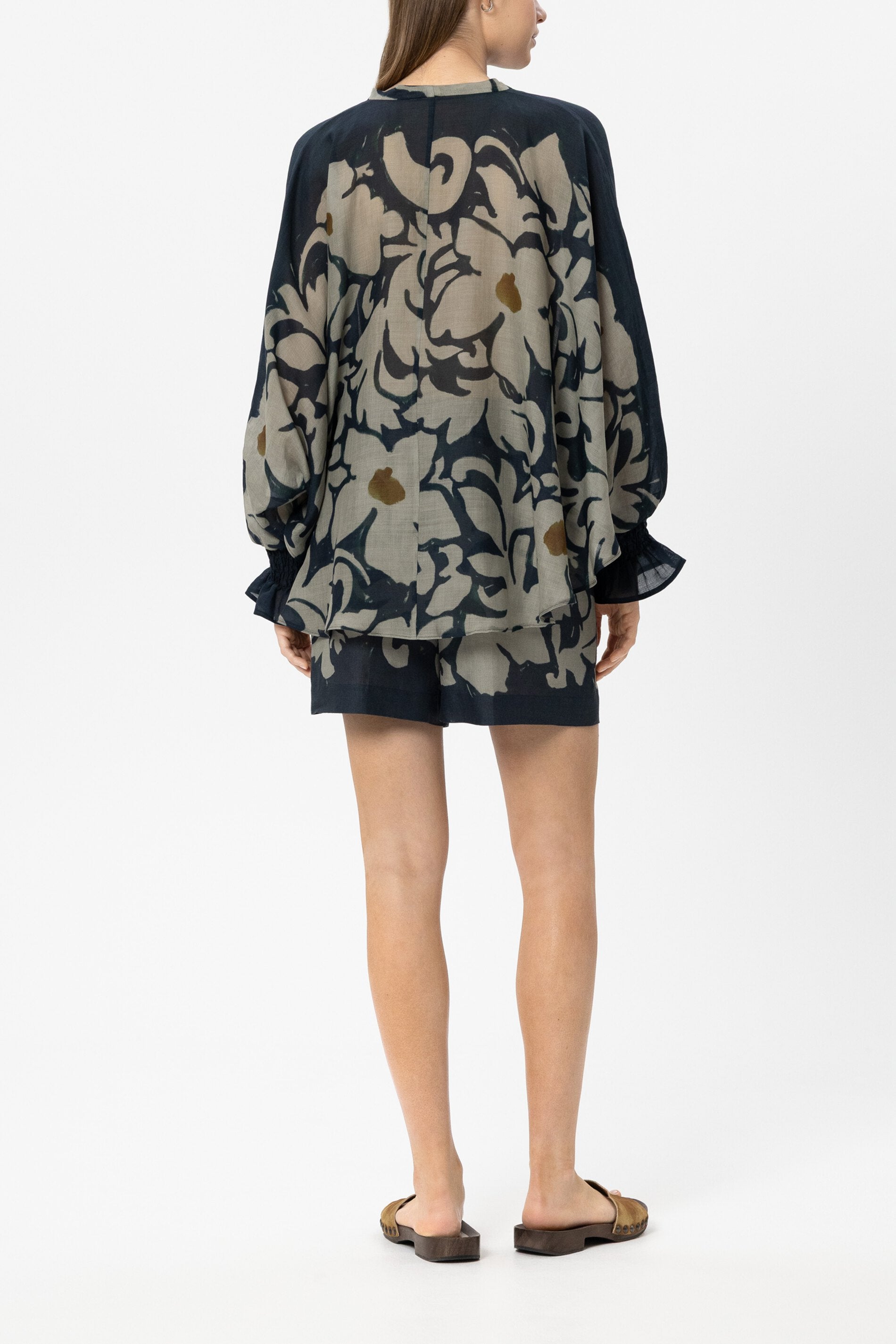 Ramie-Short mit Flower-Print - tinted blue / multi - Standard | Model Rück