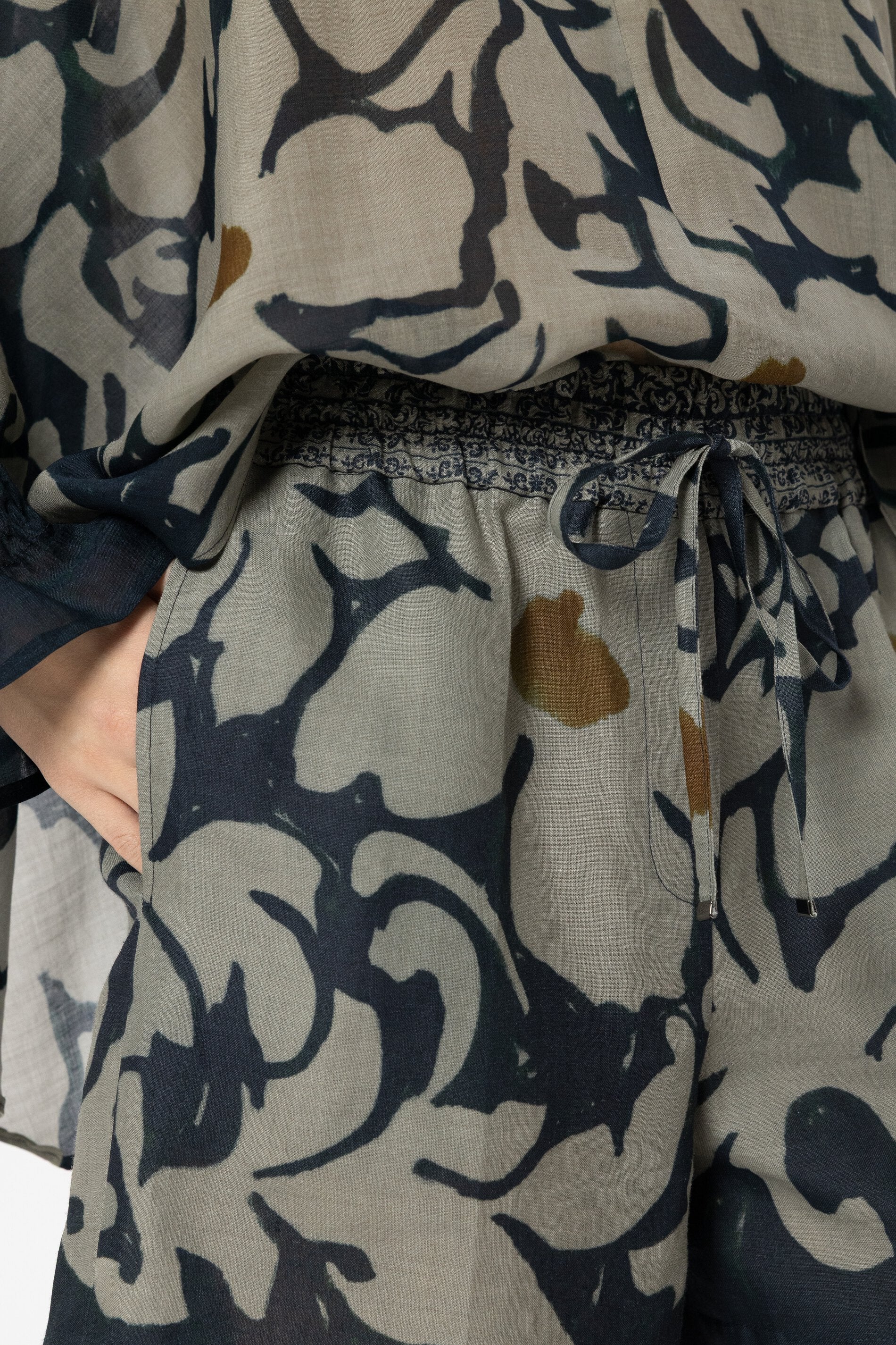 Ramie-Short mit Flower-Print - tinted blue / multi - Standard | Model Detail