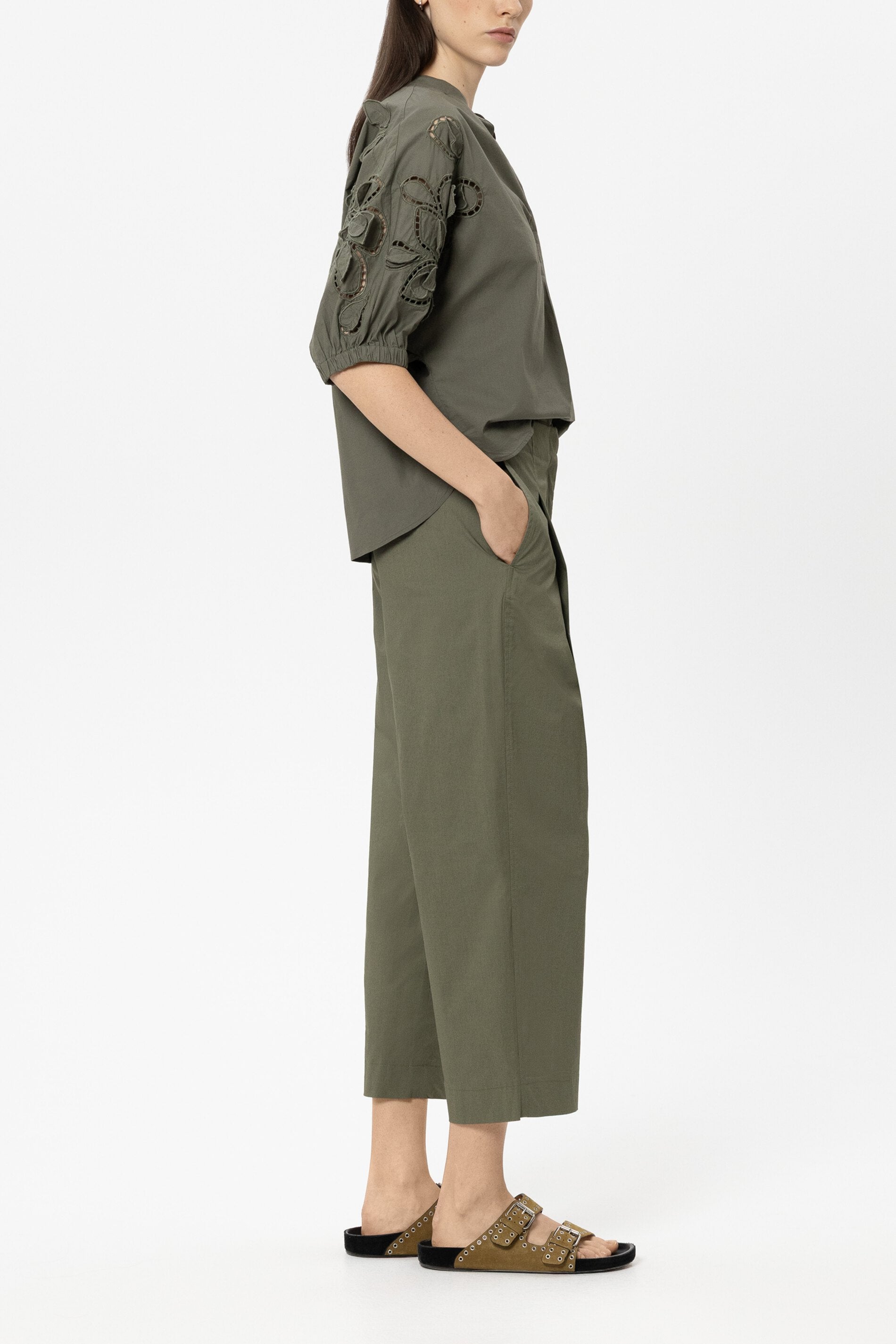 Gabardine-Tapered-Pants - khaki - Standard | Model Seite