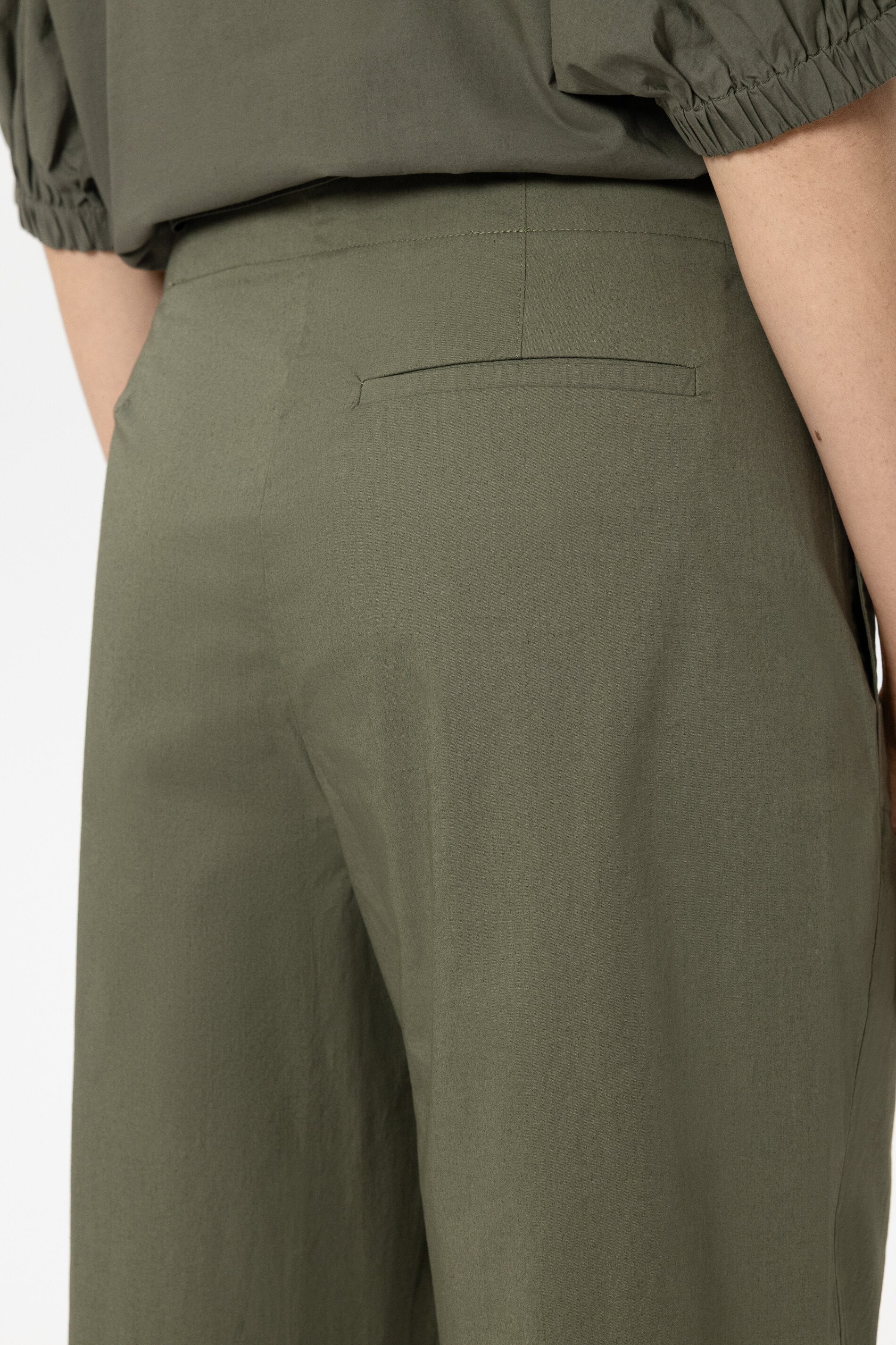 Gabardine-Tapered-Pants - khaki - Standard | Model Detail