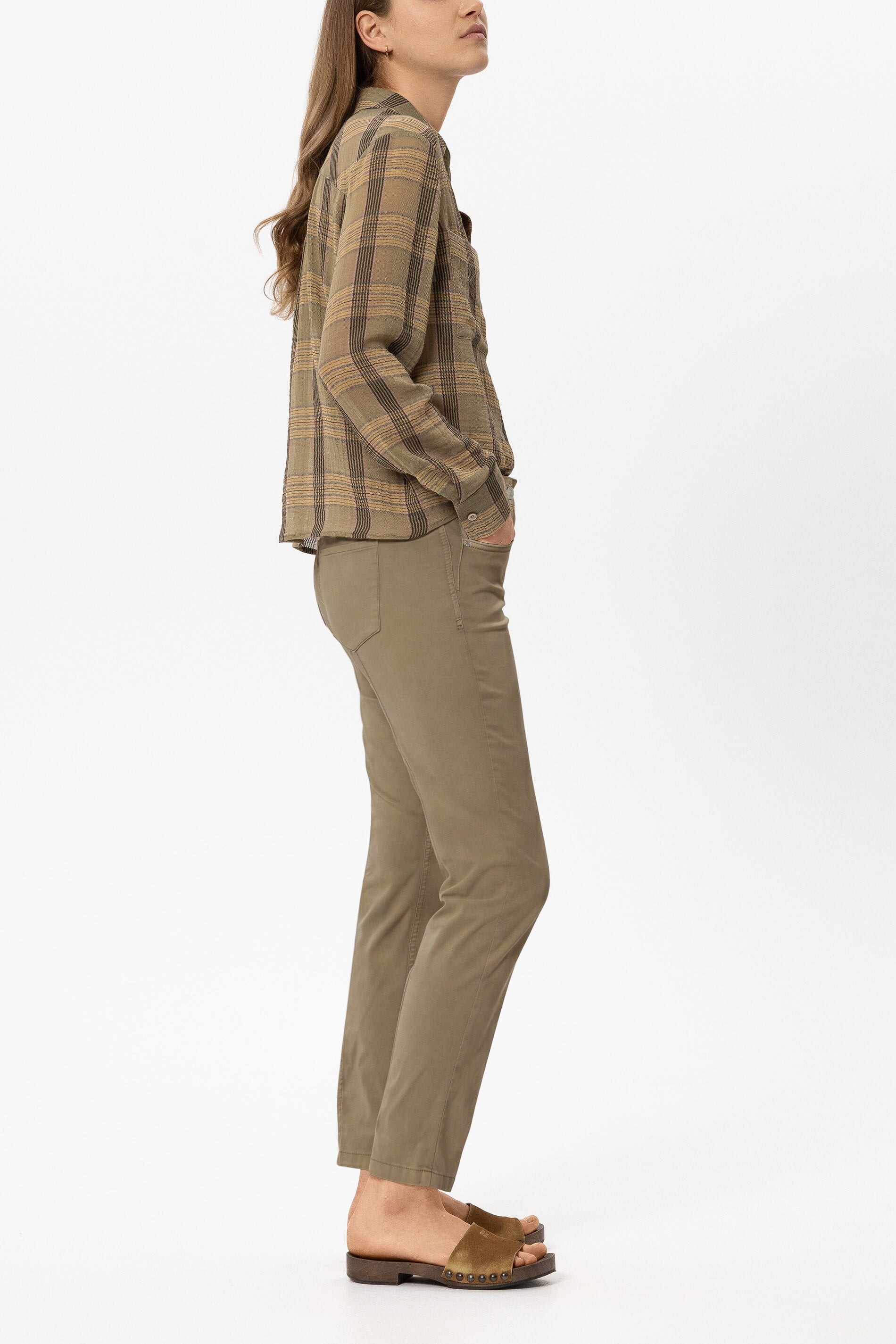 High-Stretch-Colour-Denim - salbei - Standard | Model Seite