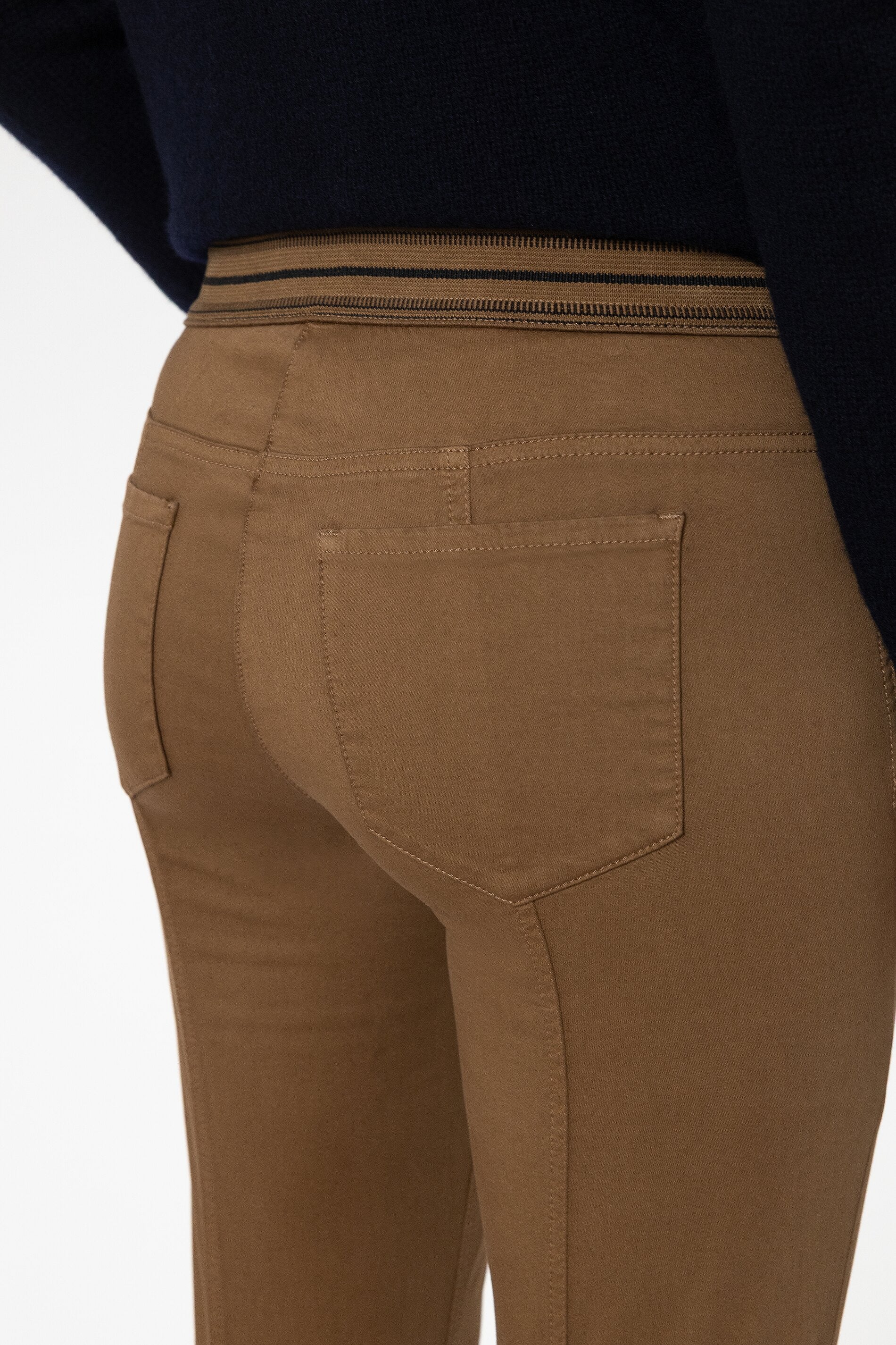 High-Stretch-Colour-Denim - caramel - Standard | Model Detail