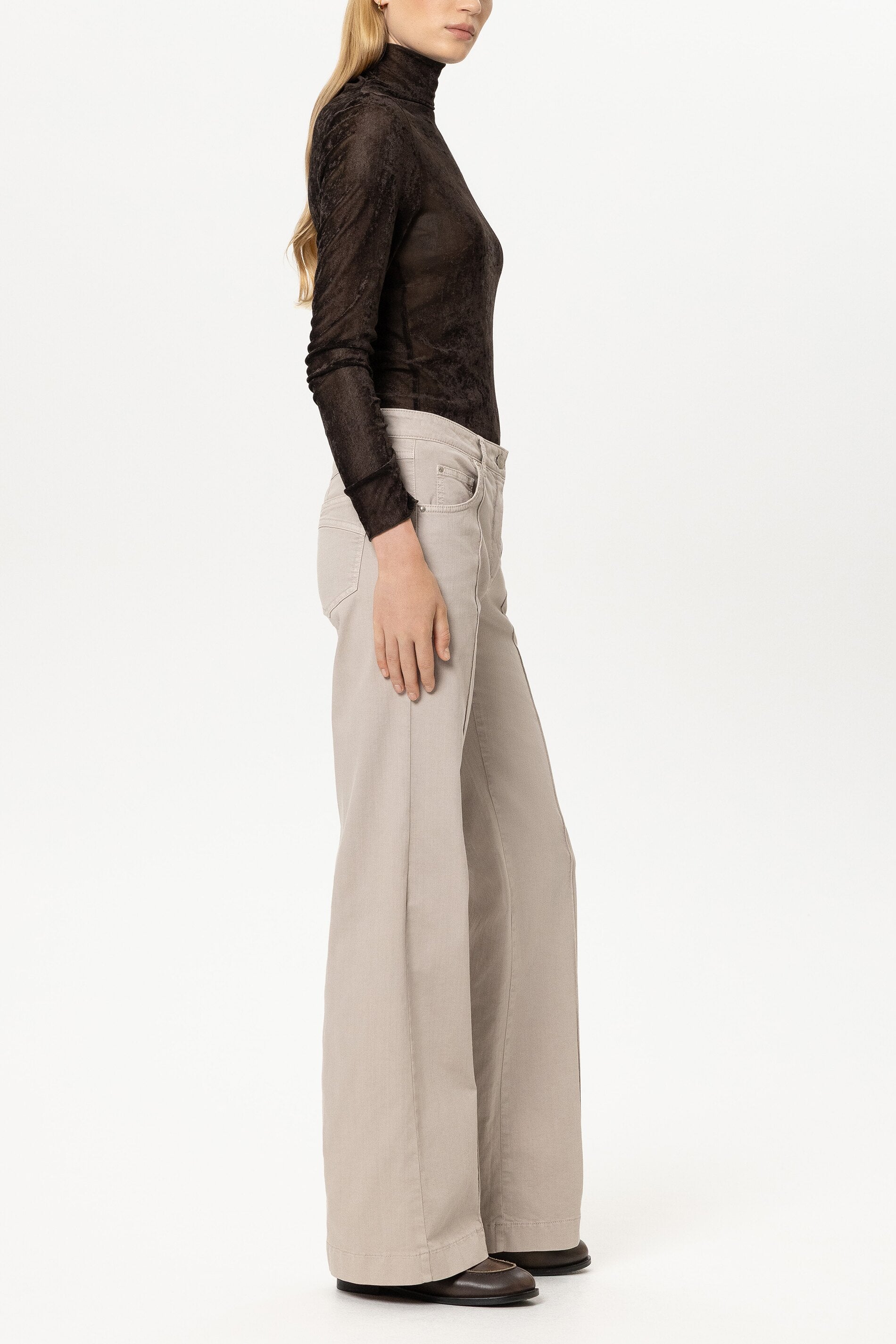 Flared-Colour-Denim - pearl - Standard | Model Seite