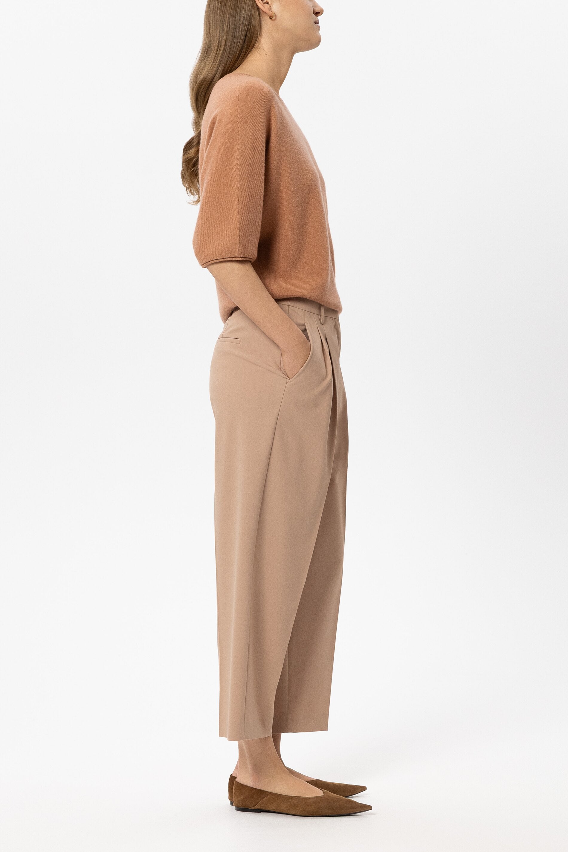 Tapered-Pants mit Bundfalten - nude - Standard | Model Seite