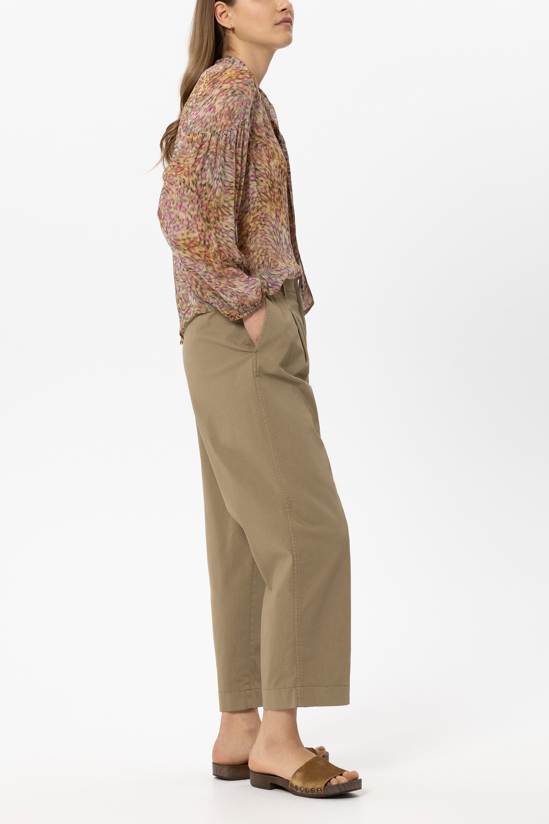 High-Stretch-Chino - salbei - Standard | Model Seite
