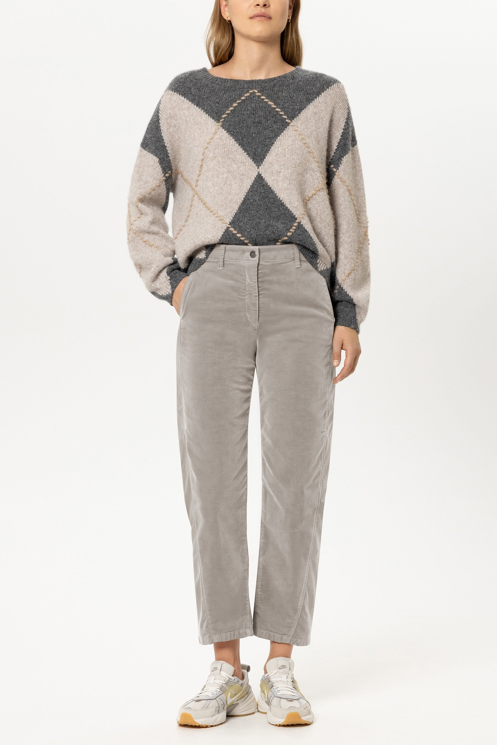 Barrelleg-Velvet-Pants - pearl - Standard | Model Front
