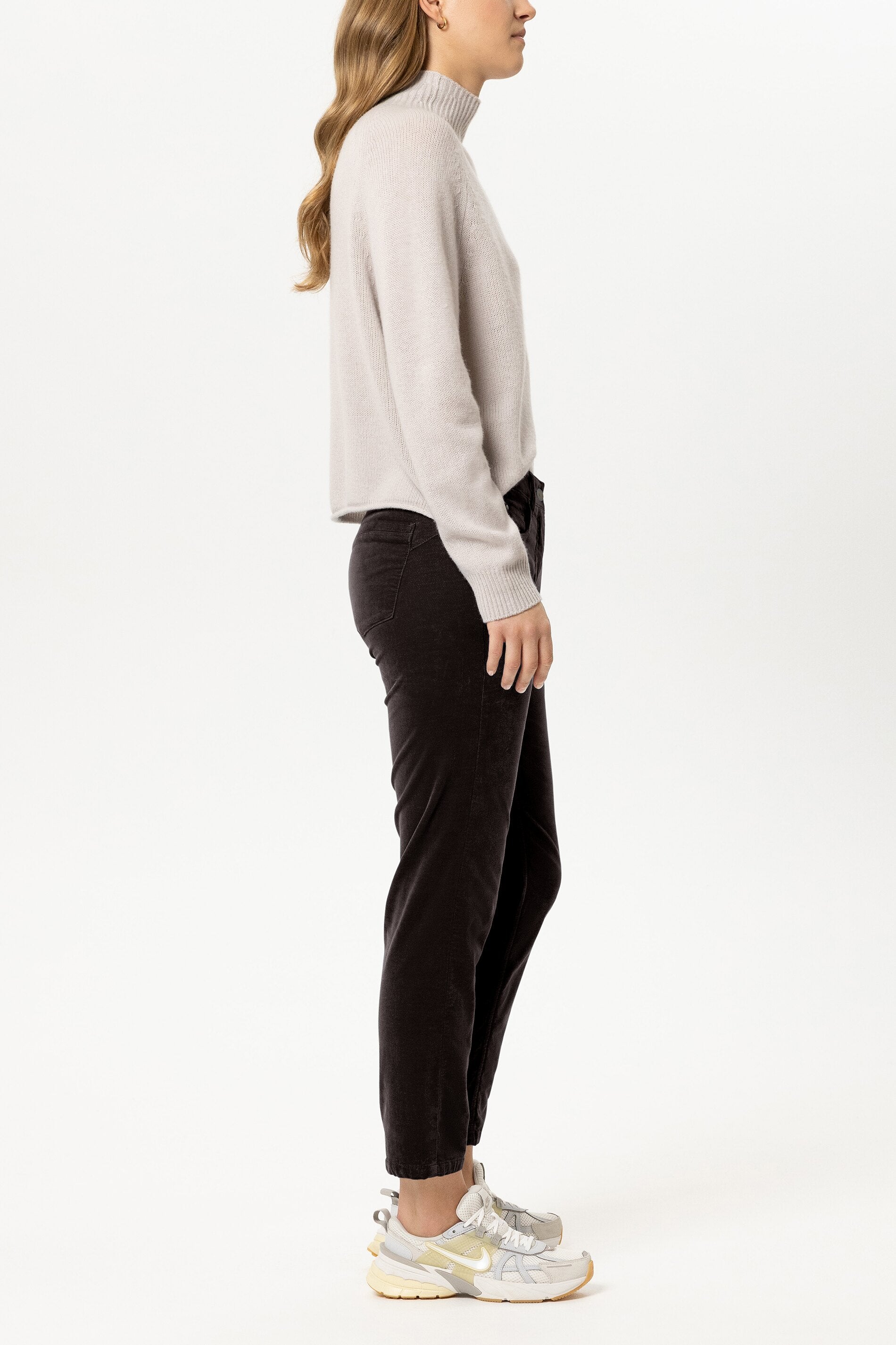 Skinny-Velvet-Pants - truffle - Standard | Model Seite