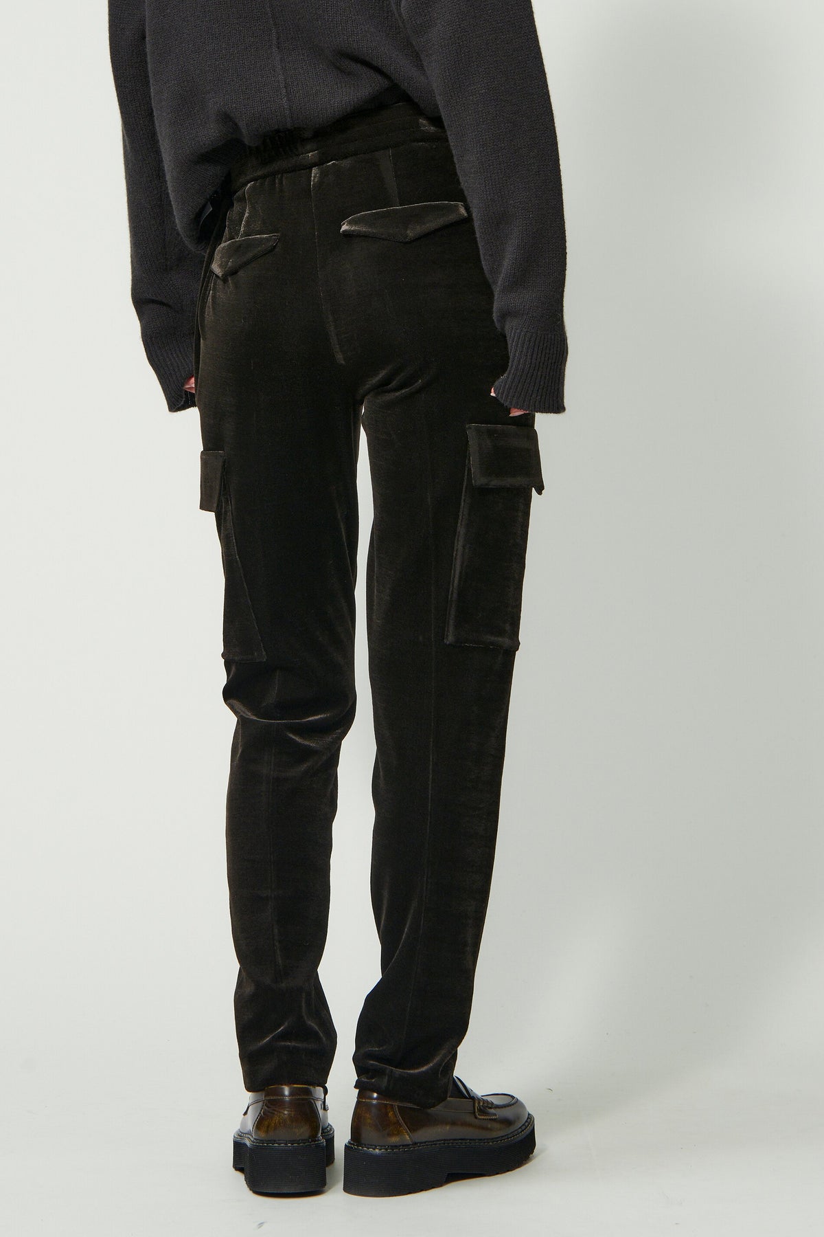 Cargo-Velvet-Pants - the two tone gabardine - Standard | Model Rück