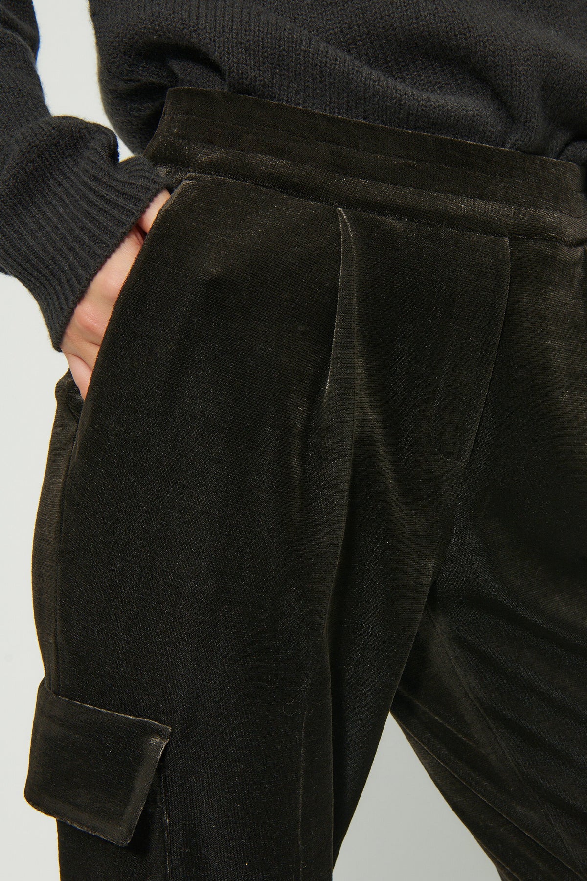 Cargo-Velvet-Pants - the two tone gabardine - Standard | Model Detail