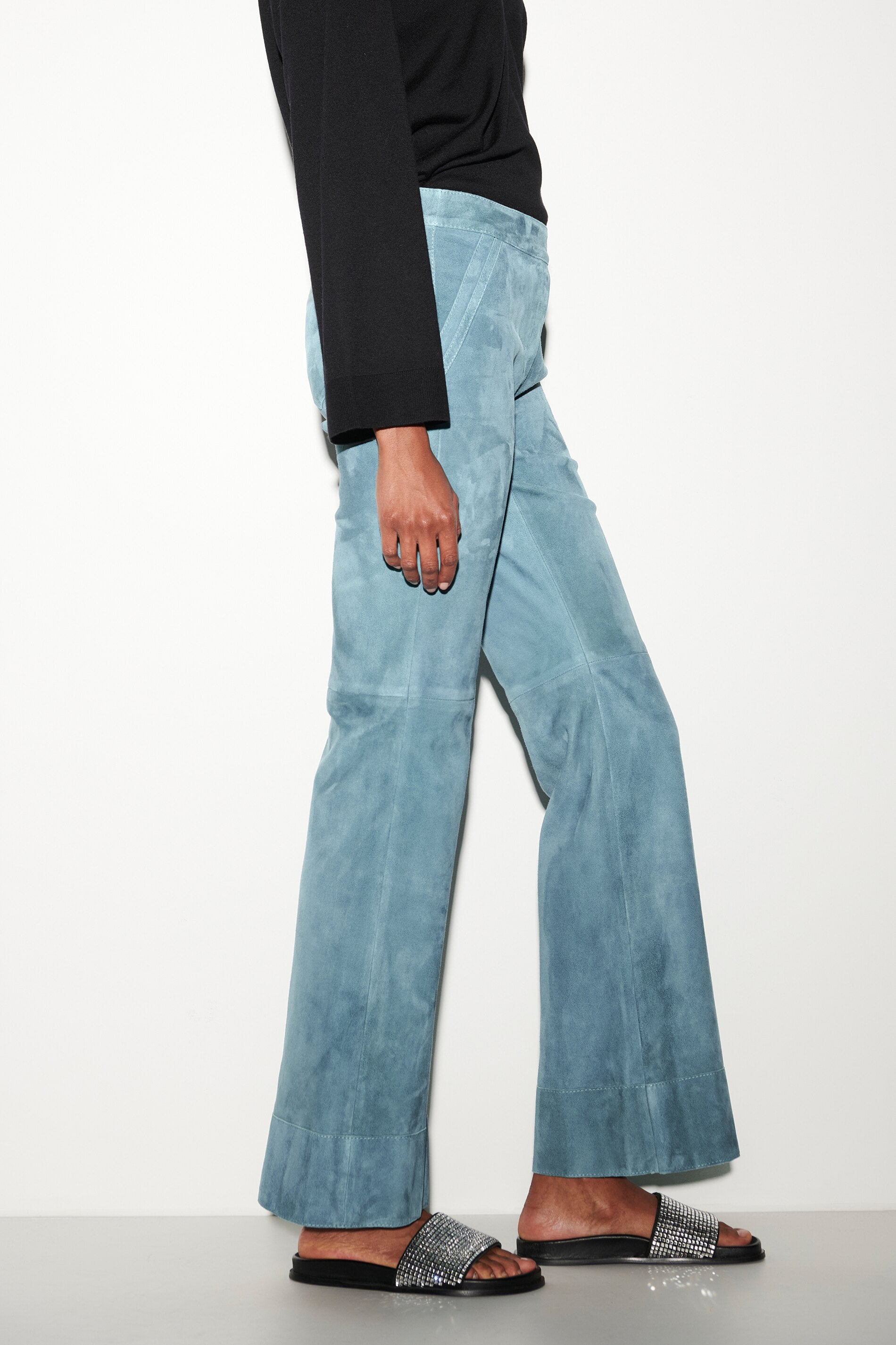 Wideleg-Pants aus Veloursleder - smoky aqua - Standard | Model Seite
