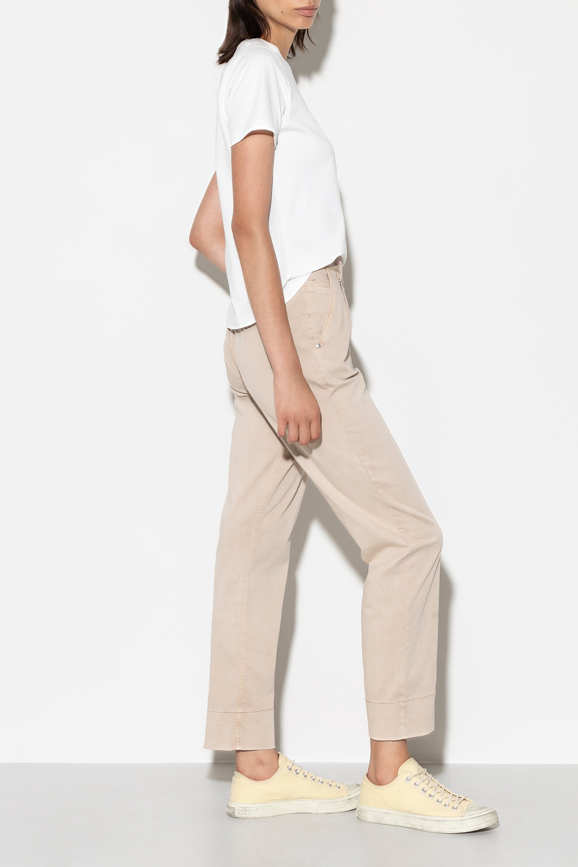 High-Stretch-Chino-Denim - cashew - Standard | Model Seite