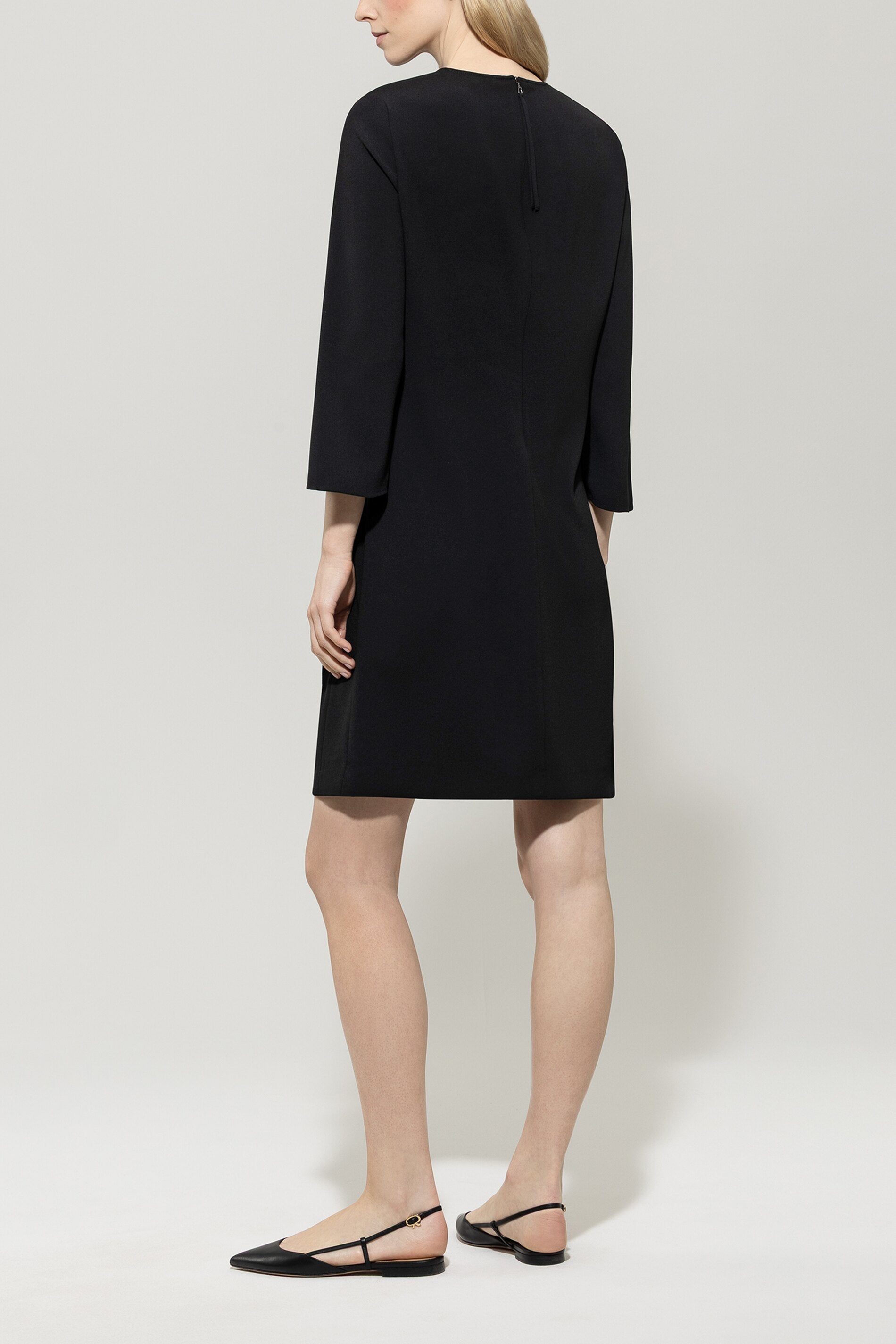 Midikleid aus Techno-Sablé - deep black - Standard | Model Rück