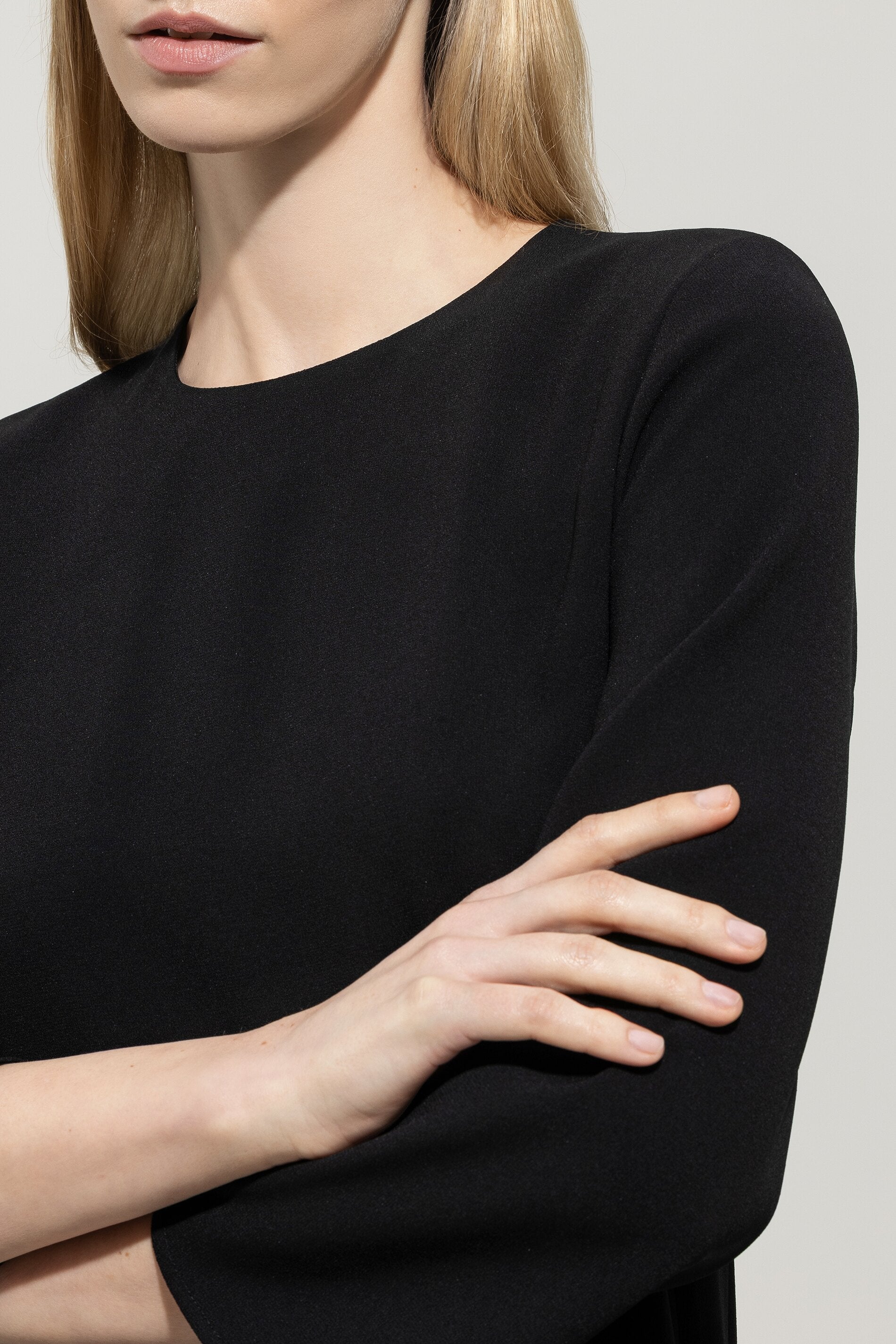 Midikleid aus Techno-Sablé - deep black - Standard | Model Detail