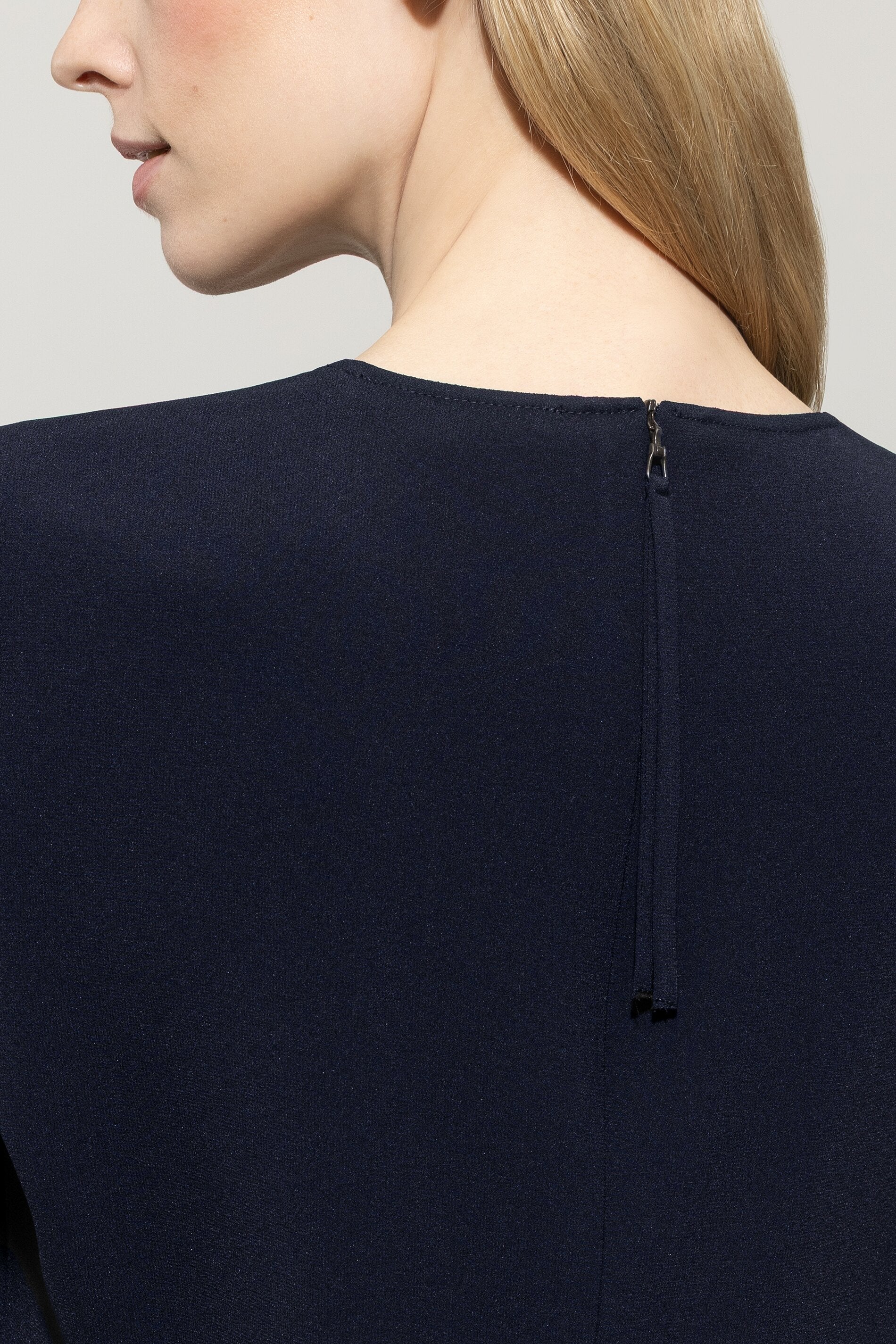 Midikleid aus Techno-Sablé - dark navy - Standard | Model Detail