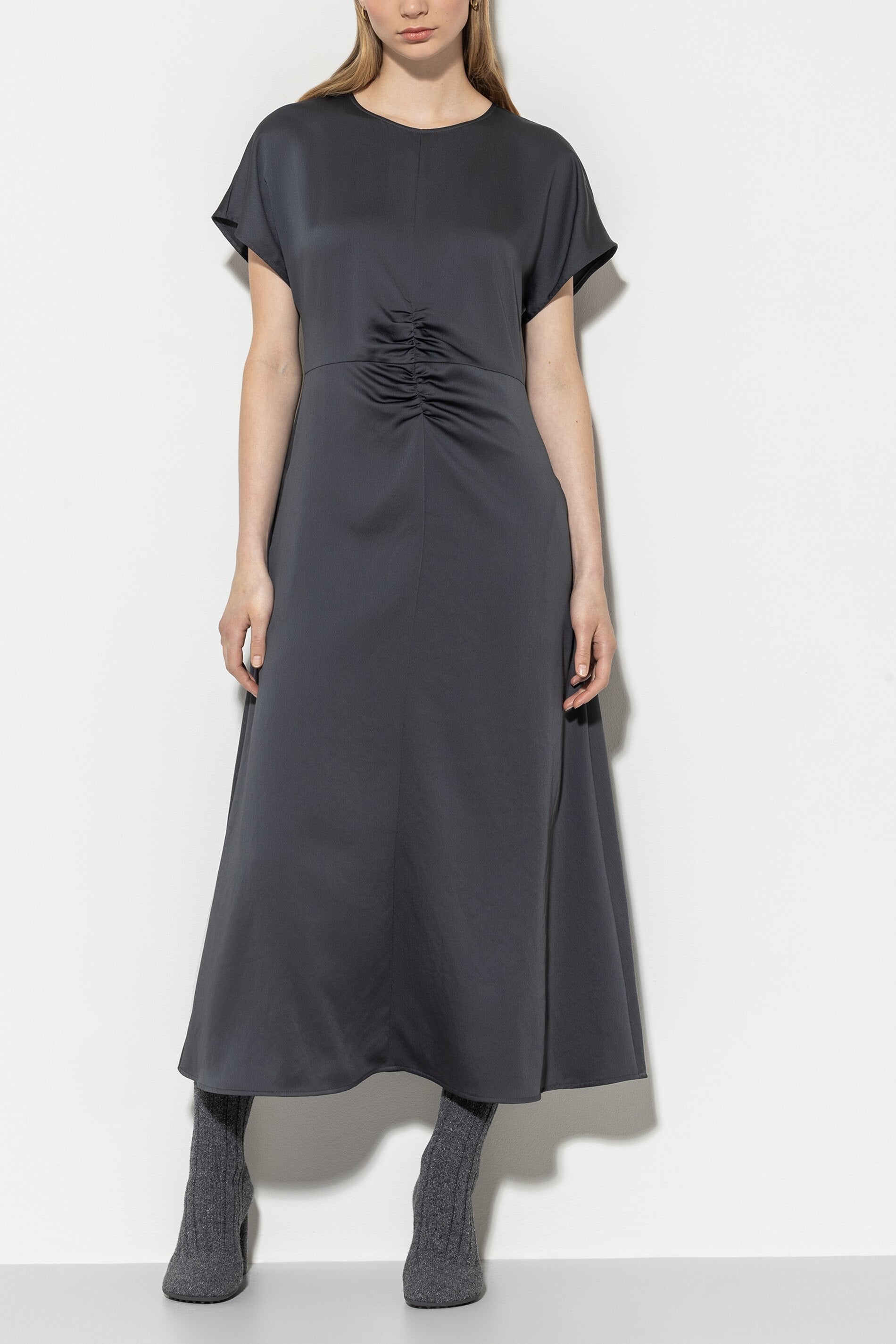 Maxikleid mit Faltendetails - asphalt - Standard | Model Front