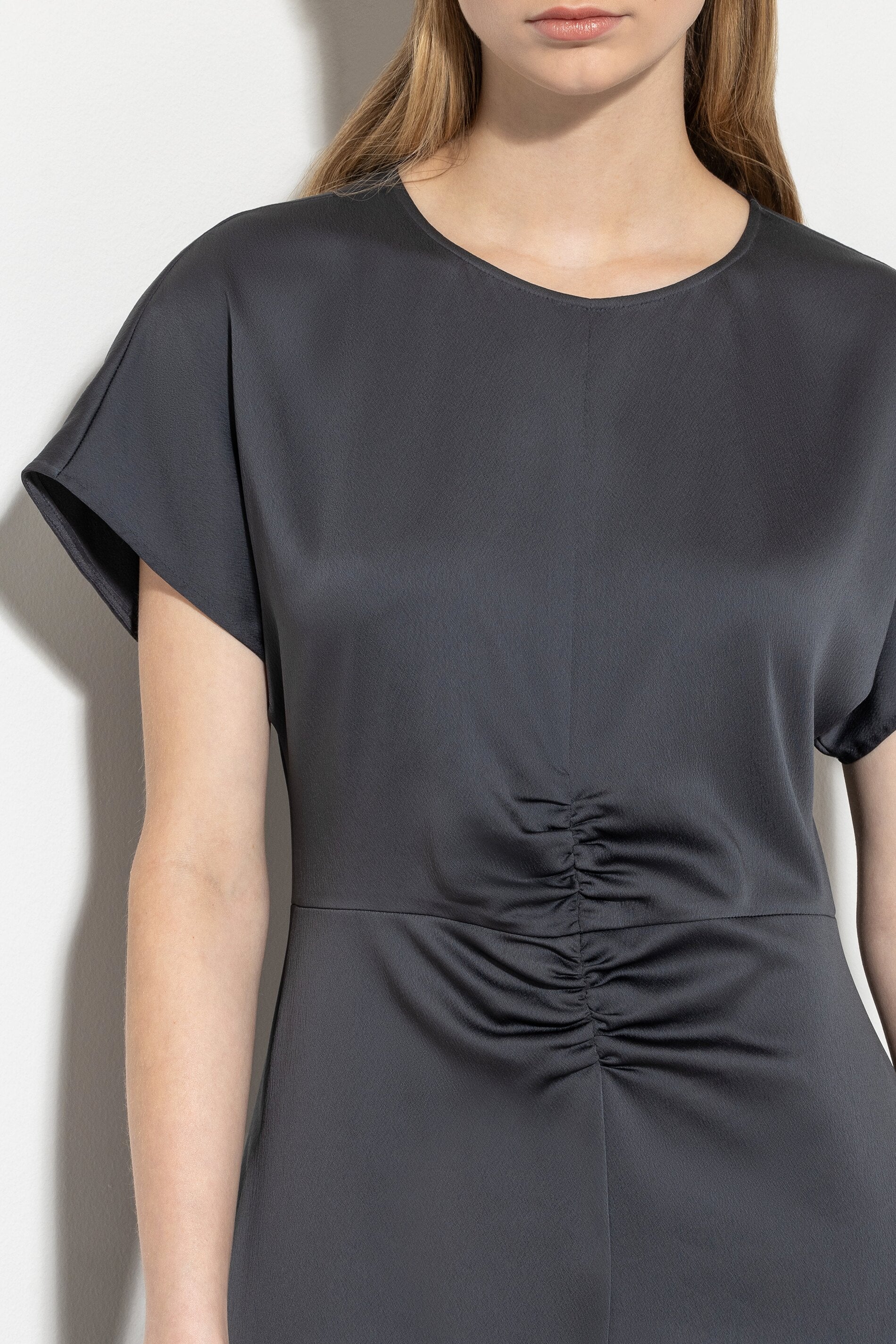 Maxikleid mit Faltendetails - asphalt - Standard | Model Detail