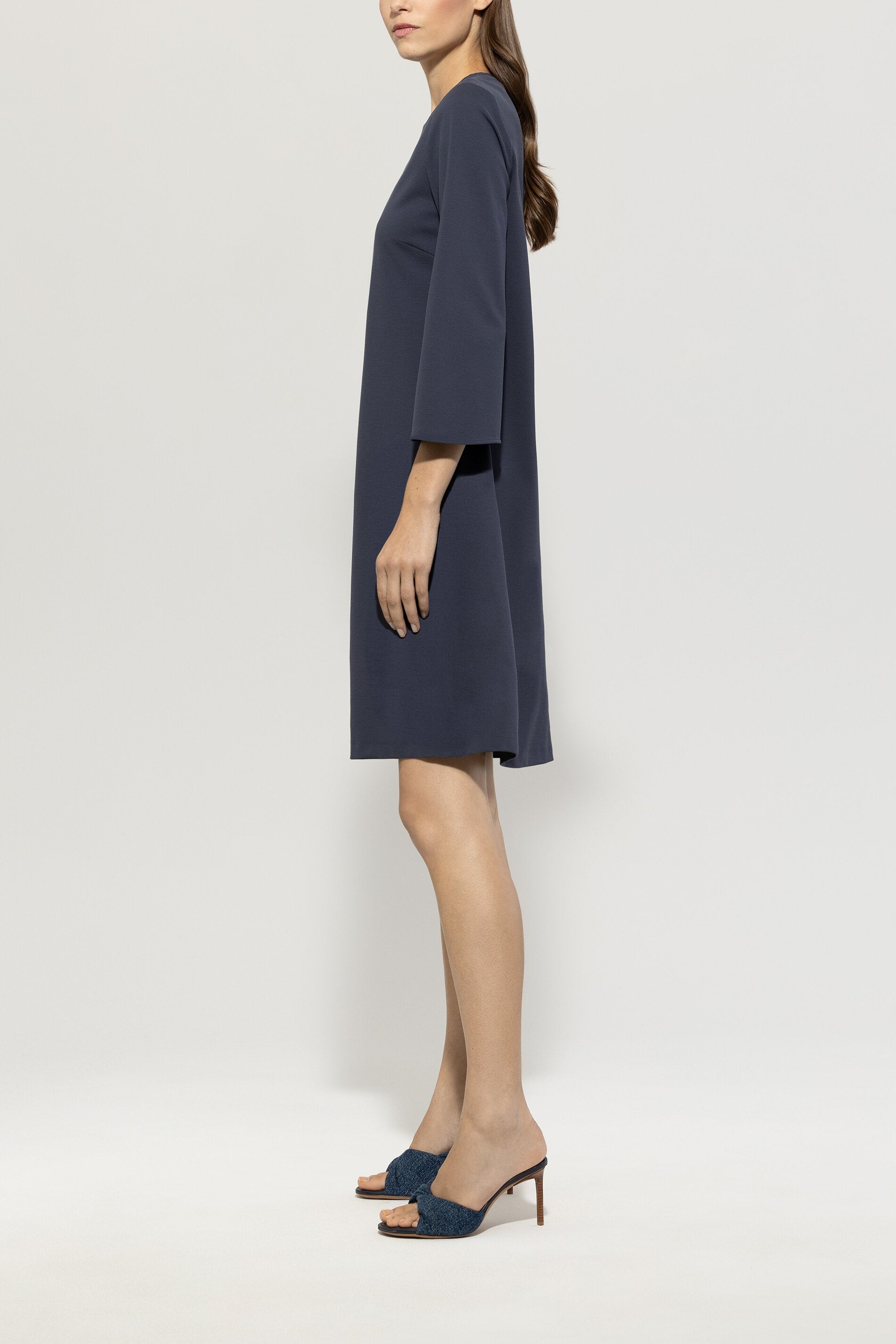 Minikleid aus Punto-Milano - jeans blue - lange Version | Model Seite