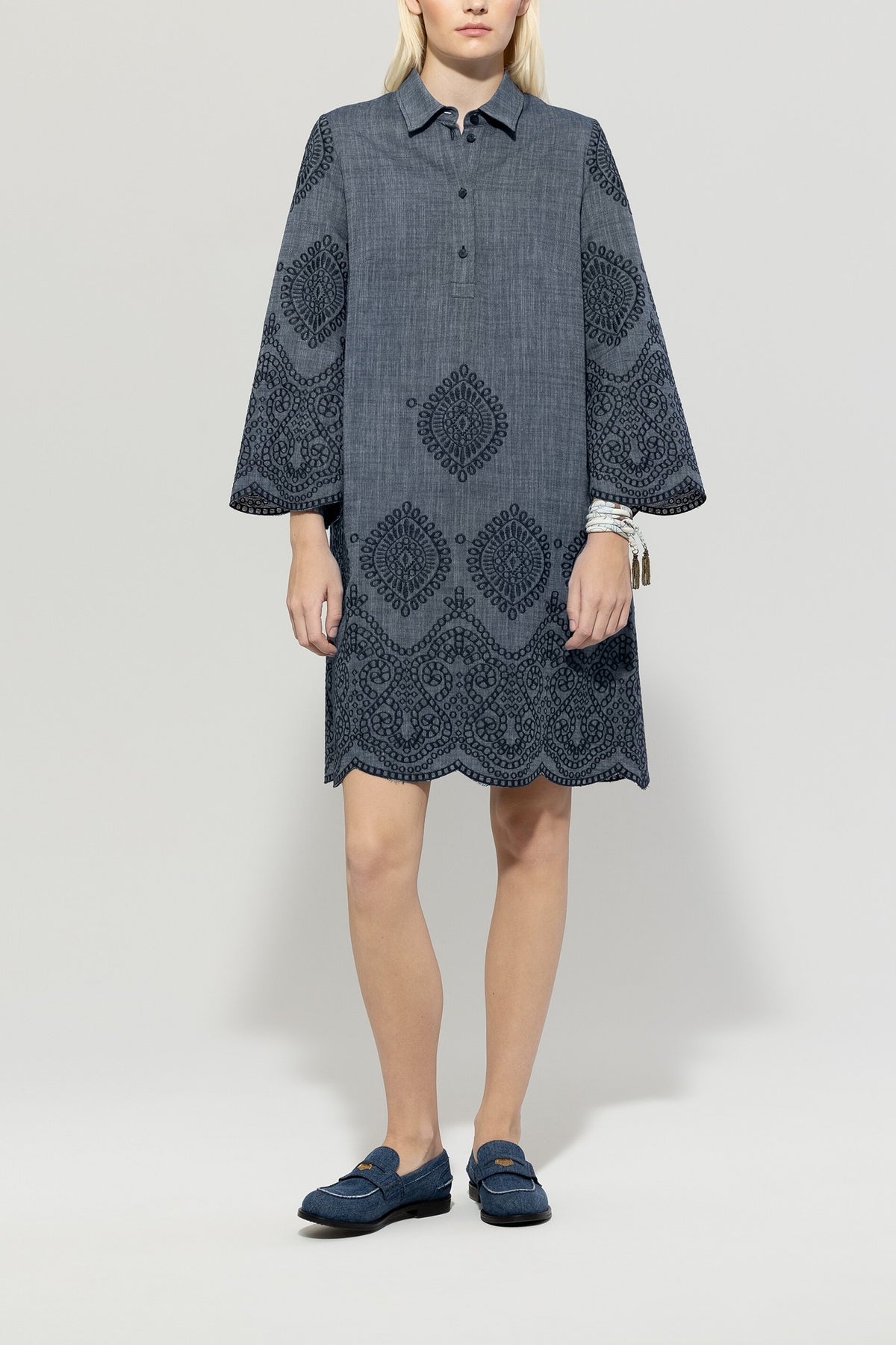 Denimkleid mit Stickmuster - jeans blue - lange Version | Model Front