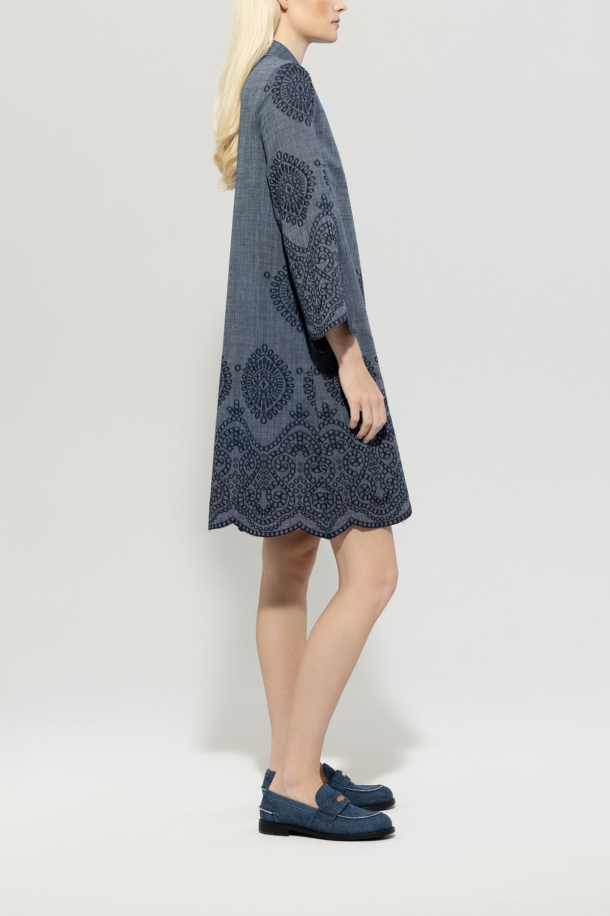 Denimkleid mit Stickmuster - jeans blue - lange Version | Model Seite