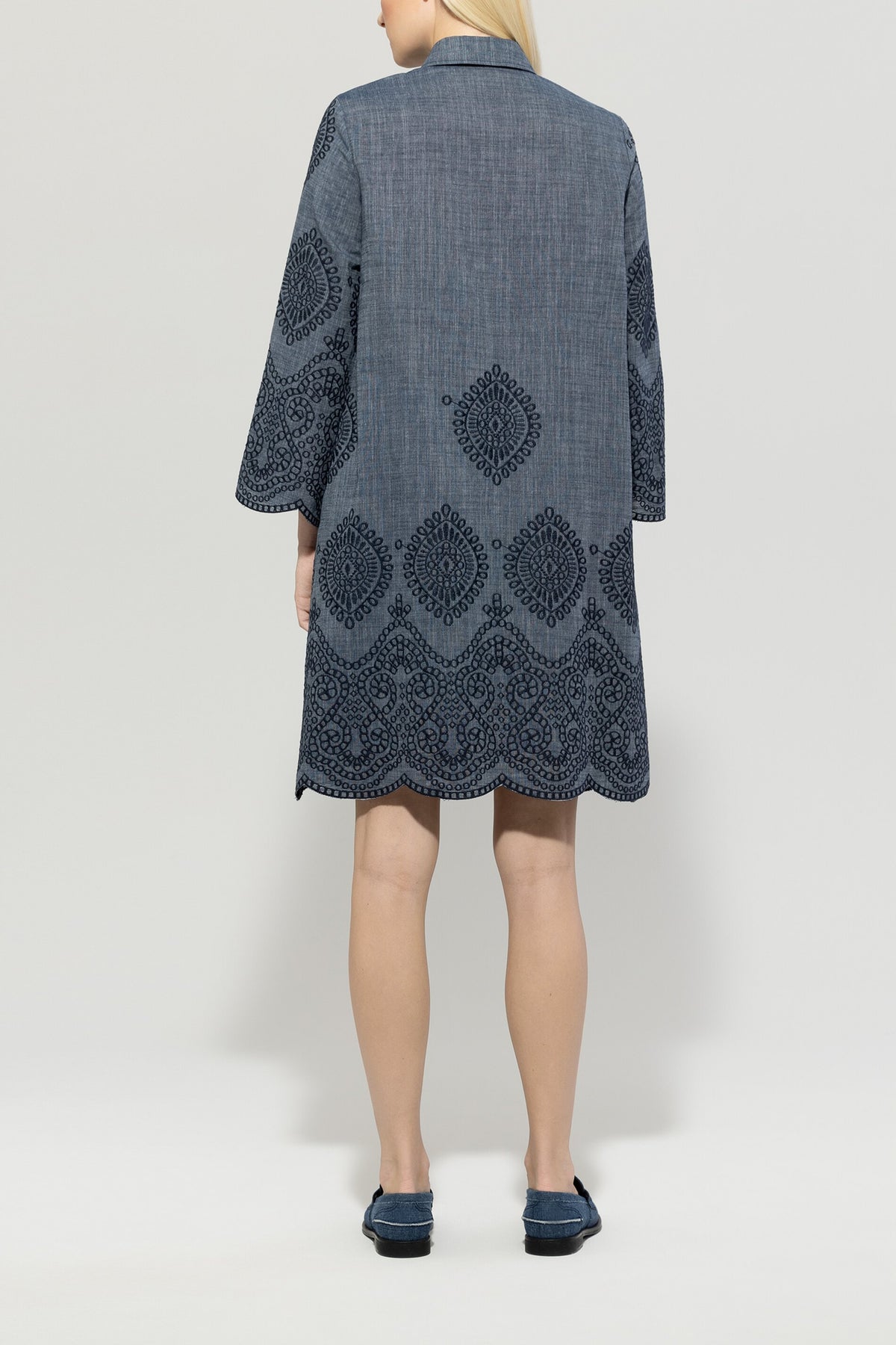 Denimkleid mit Stickmuster - jeans blue - lange Version | Model Rück