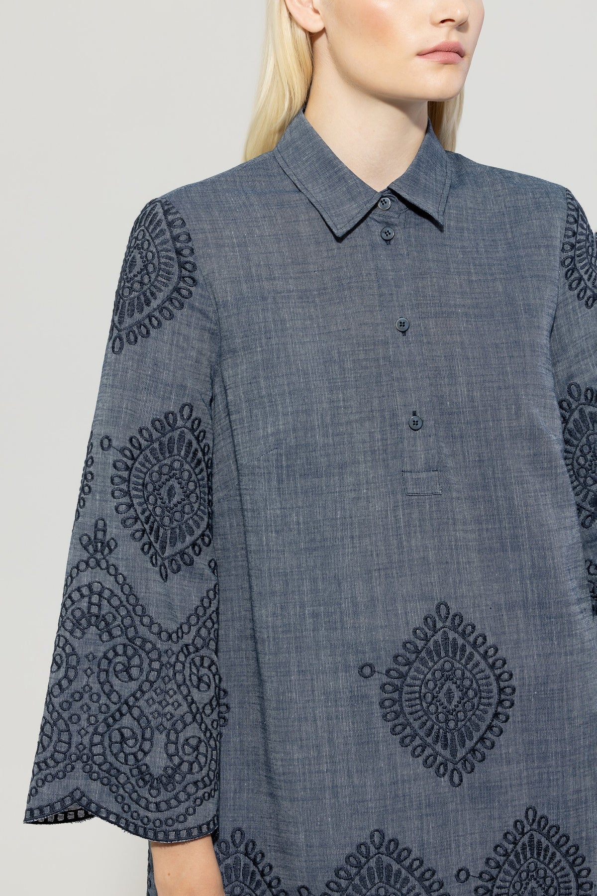 Denimkleid mit Stickmuster - jeans blue - lange Version | Model Detail