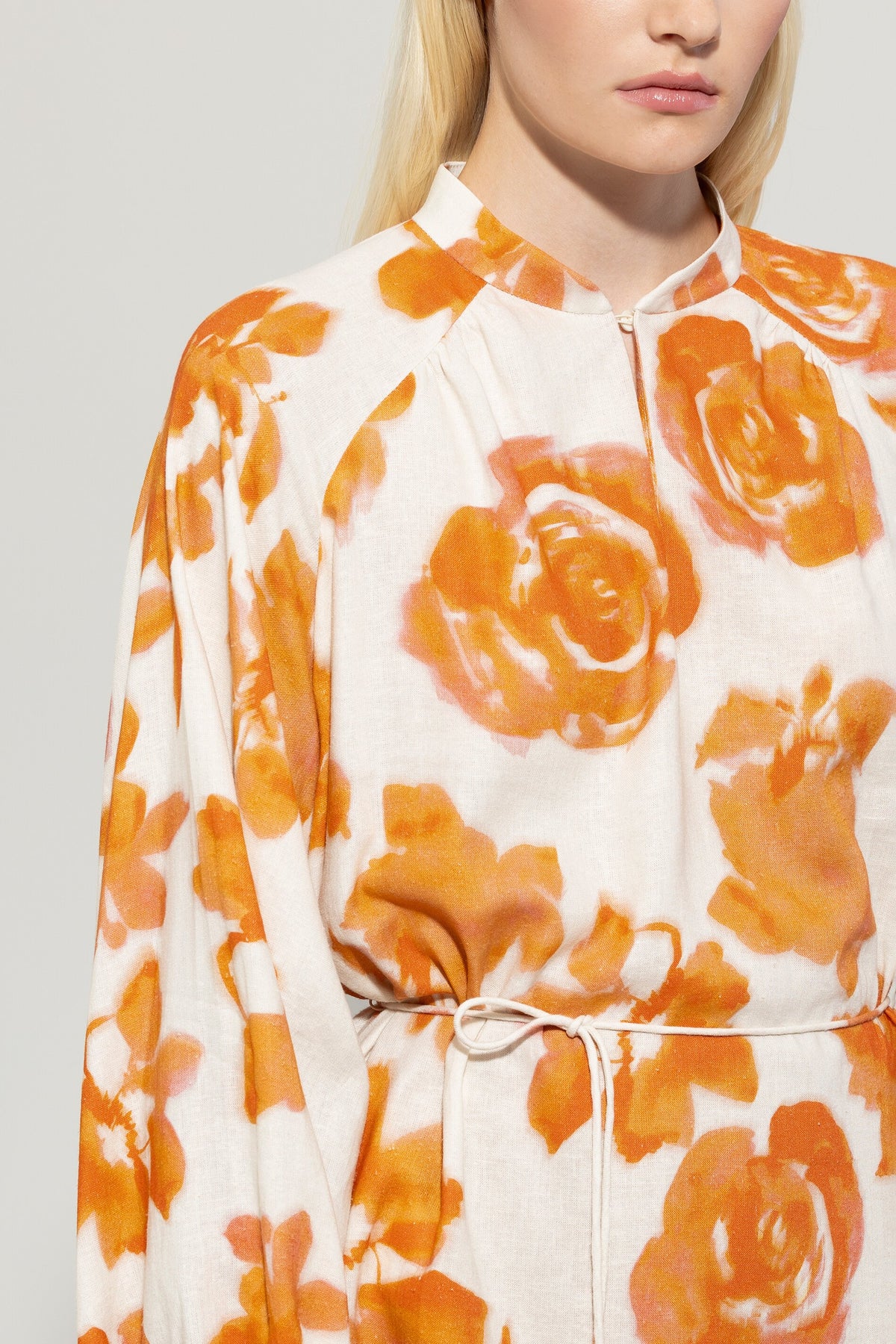 Minikleid mit Rose-Print - peachy orange / multi - Standard | Model Detail