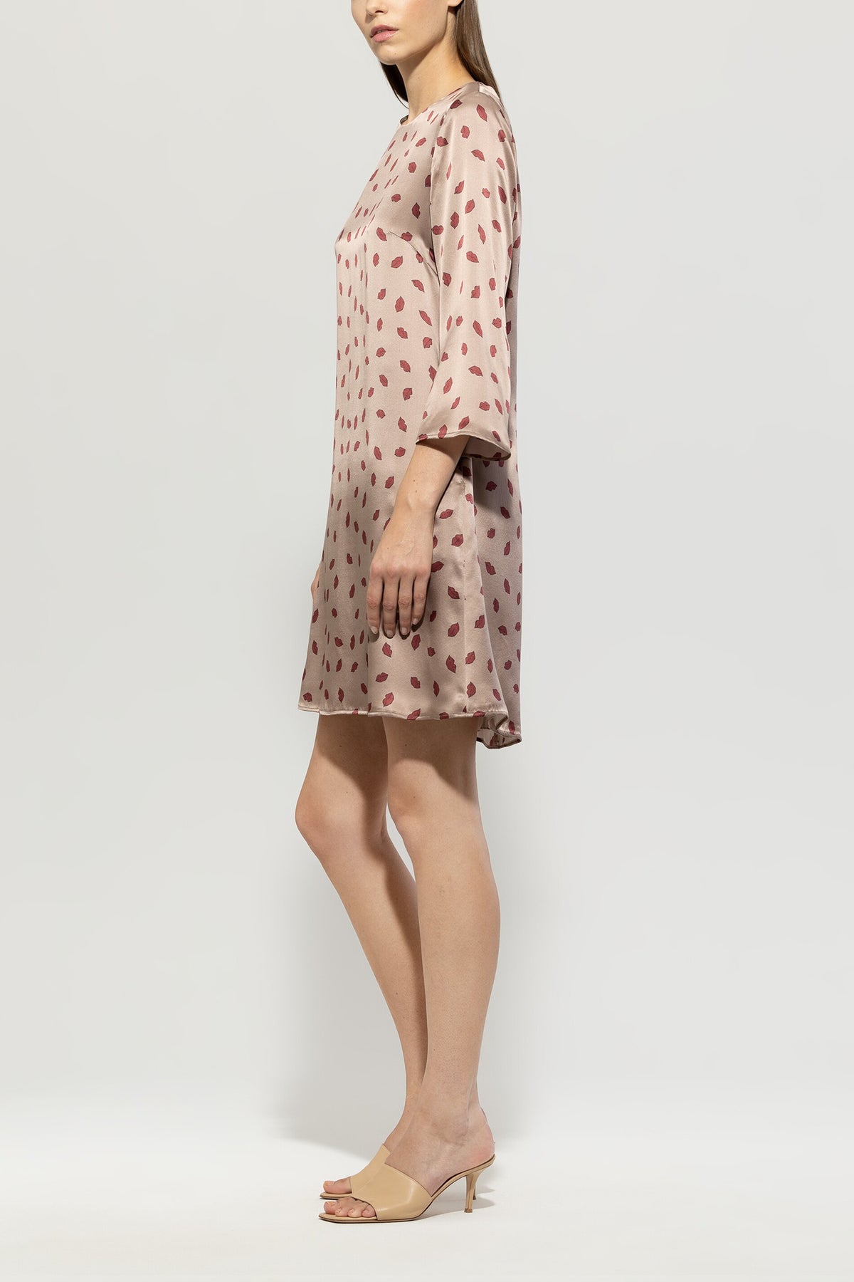 Seidenkleid mit Lips-Print - mushroom - lange Version | Model Seite