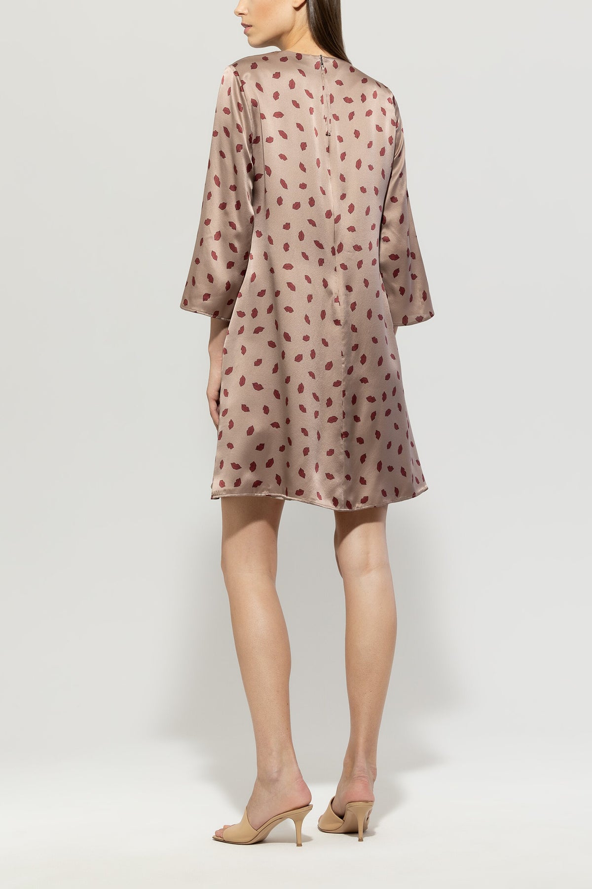 Seidenkleid mit Lips-Print - mushroom - lange Version | Model Rück