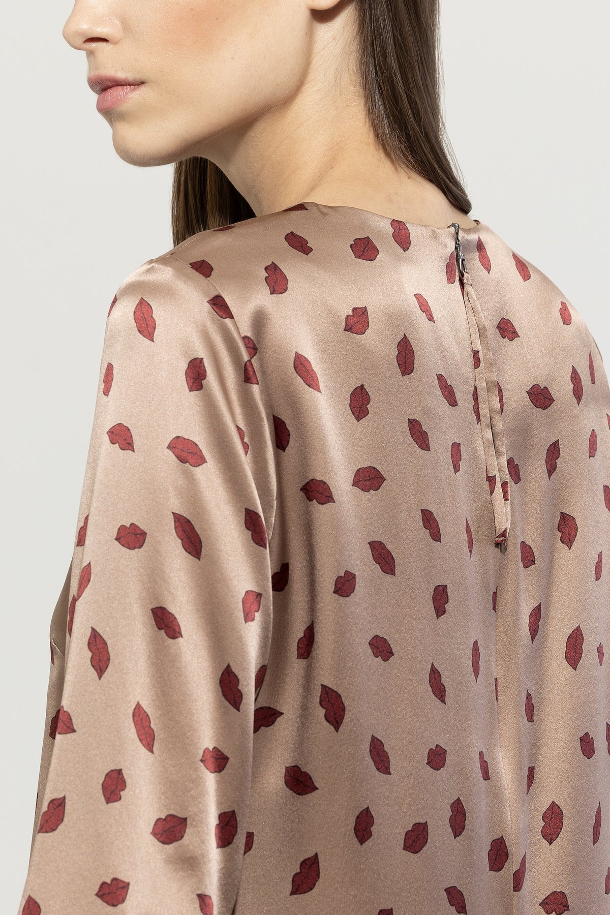 Seidenkleid mit Lips-Print - mushroom - lange Version | Model Detail