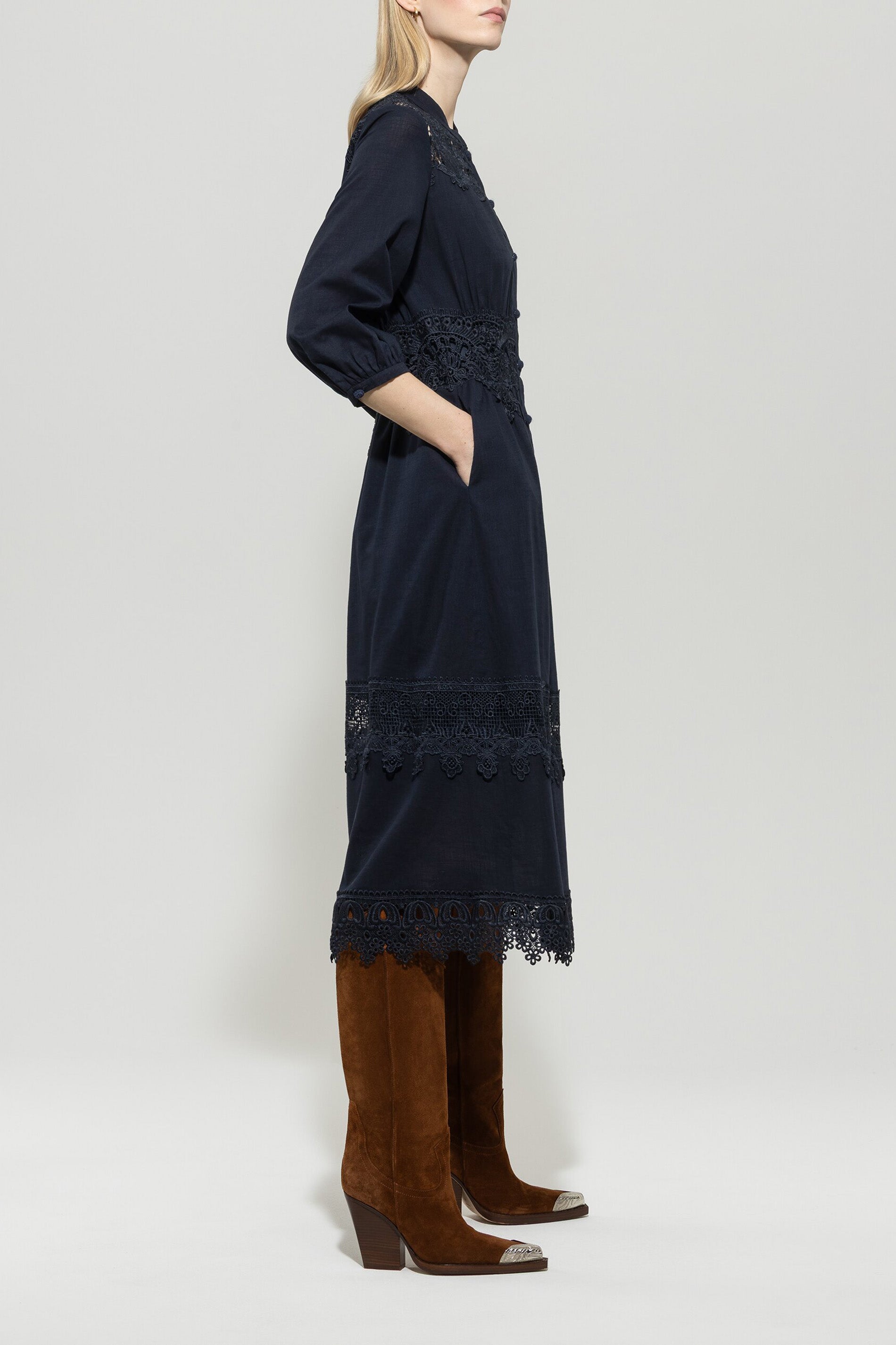 Maxikleid mit Spitzendetails - dark blue - Standard | Model Seite