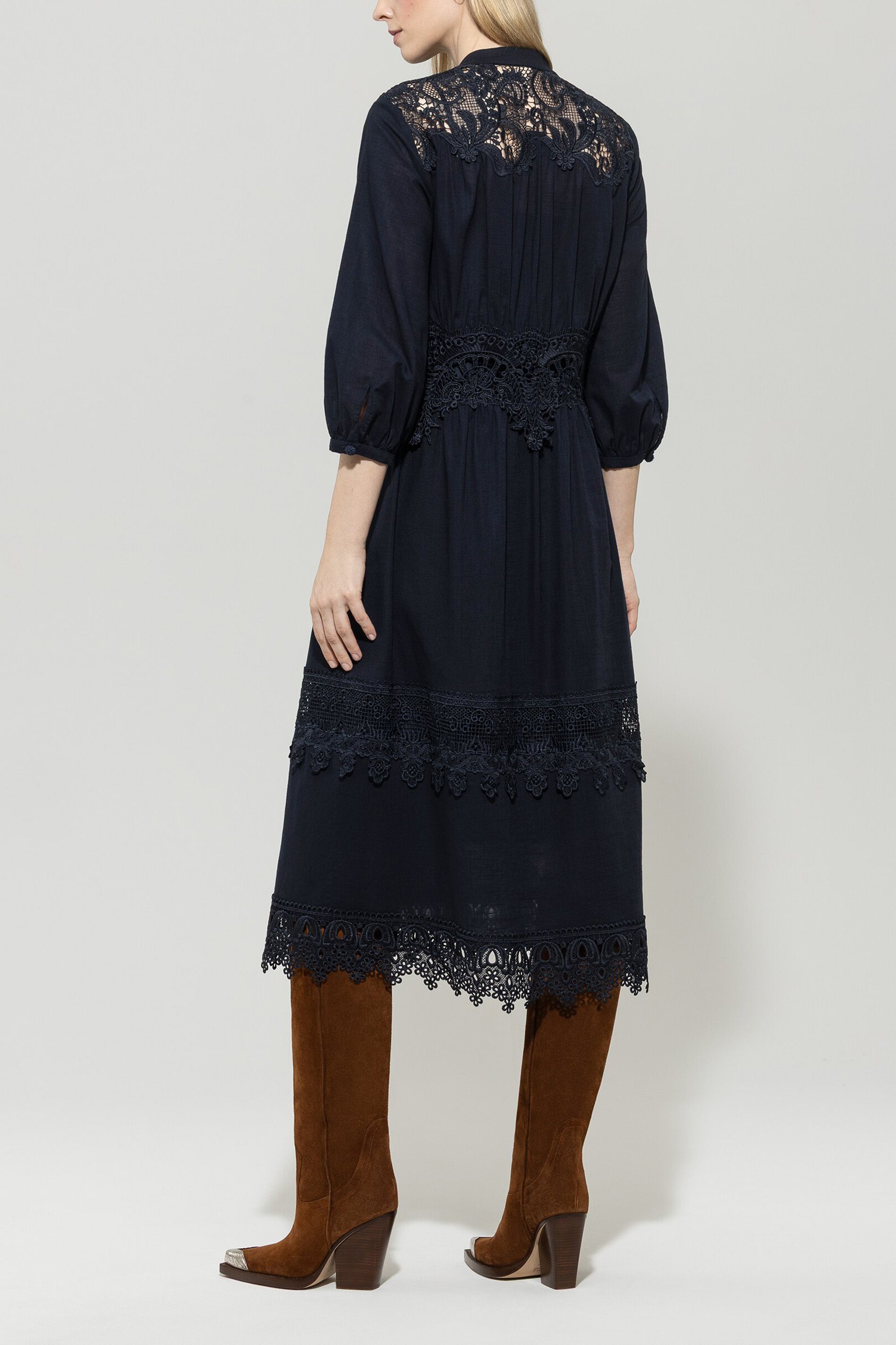 Maxikleid mit Spitzendetails - dark blue - Standard | Model Rück