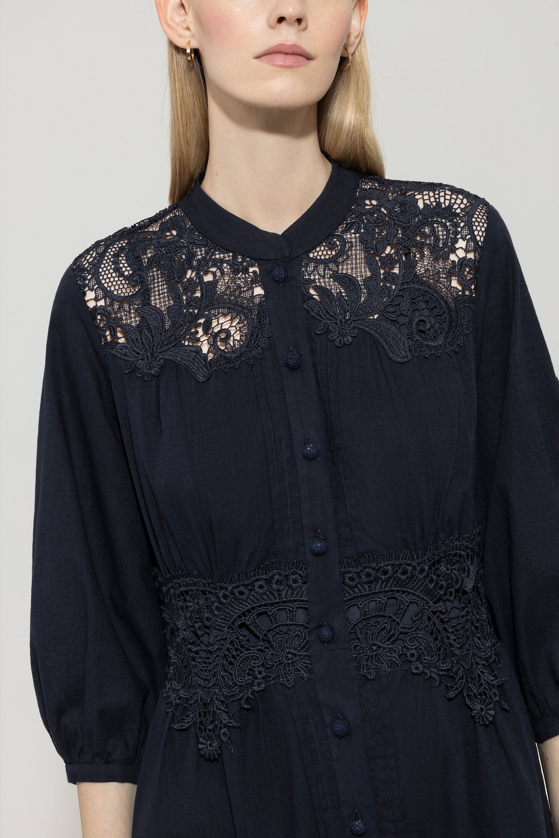 Maxikleid mit Spitzendetails - dark blue - Standard | Model Detail